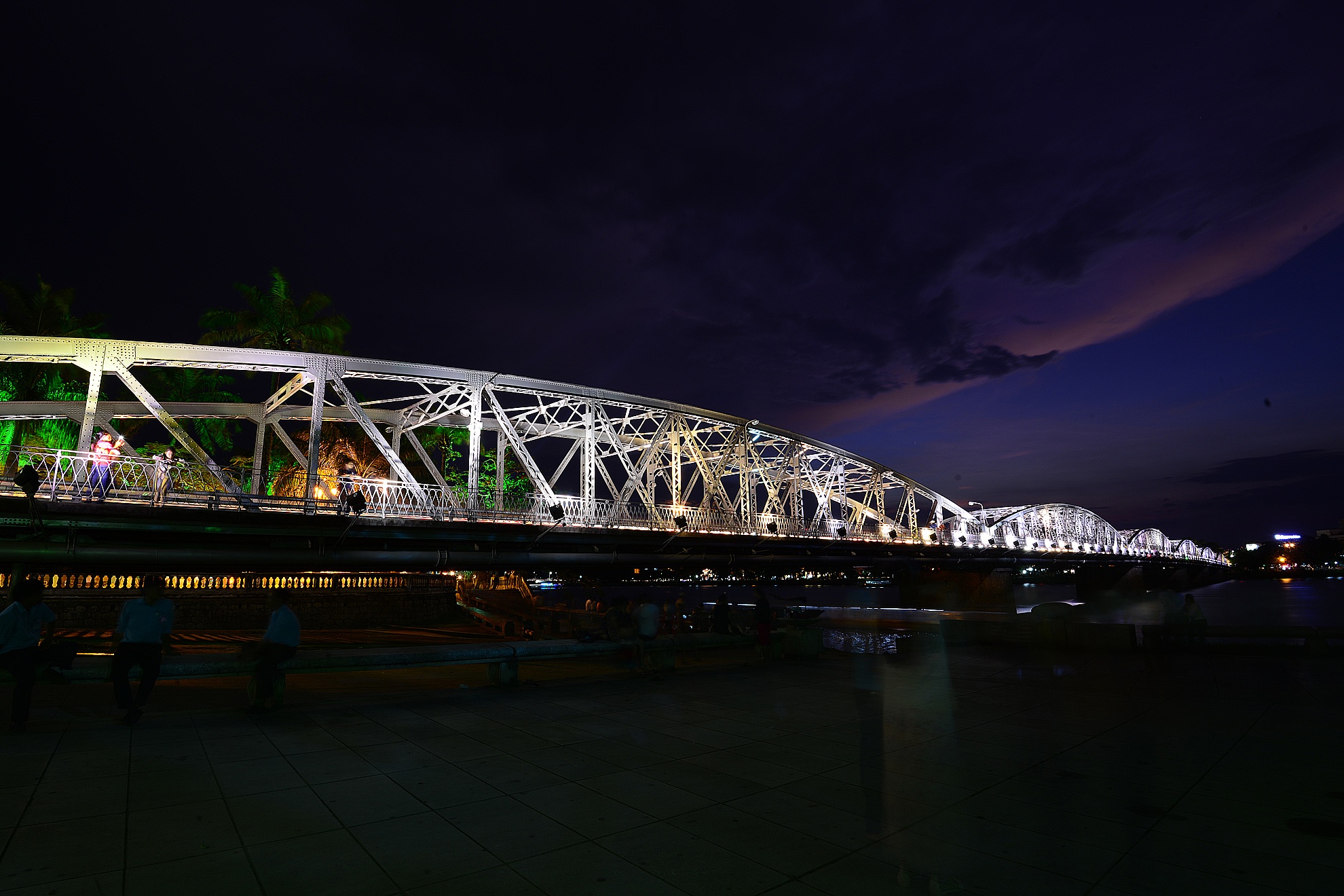 Cau Truong Tien lung linh sac mau ve dem hinh anh