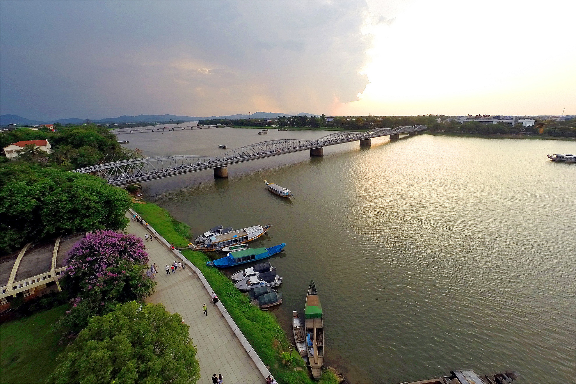 Cau Truong Tien nhin tu camera bay hinh anh