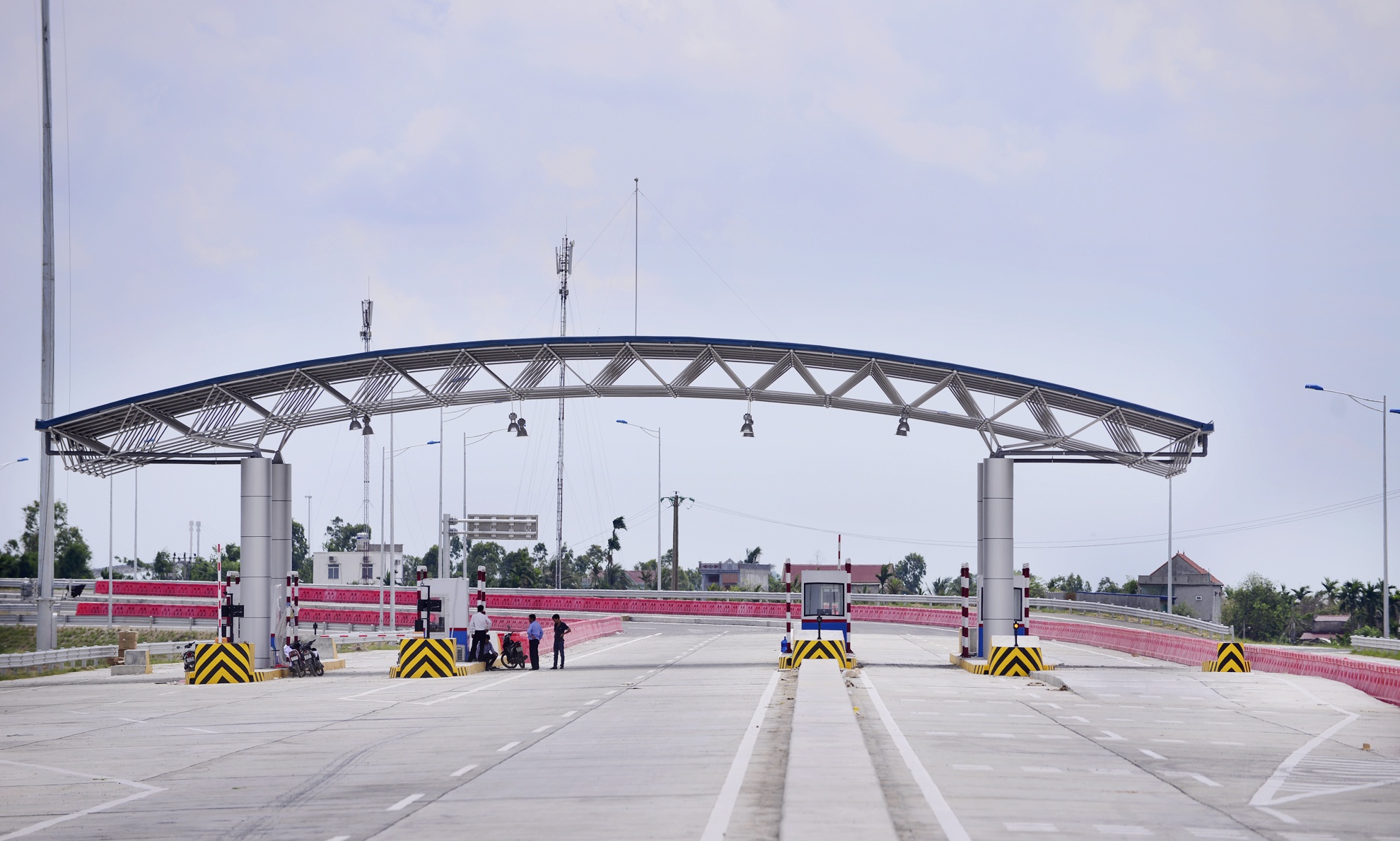 Cụ thể, mức phí sẽ là 35.000 đồng/xe đối với xe dưới 12 ghế ngồi, xe tải có tải trọng dưới 2 tấn, các loại xe buýt vận tải khách công cộng và cao nhất đối với xe tải trọng từ 18 tấn trở lên, xe chở hàng container bằng 40feet là 180.000 đồng/xe. Các phương tiện thanh toán cước phí tại trạm thu phí Km 95+800 thuộc địa phận phường Hòa Nghĩa, quận Dương Kinh thành phố Hải Phòng. 