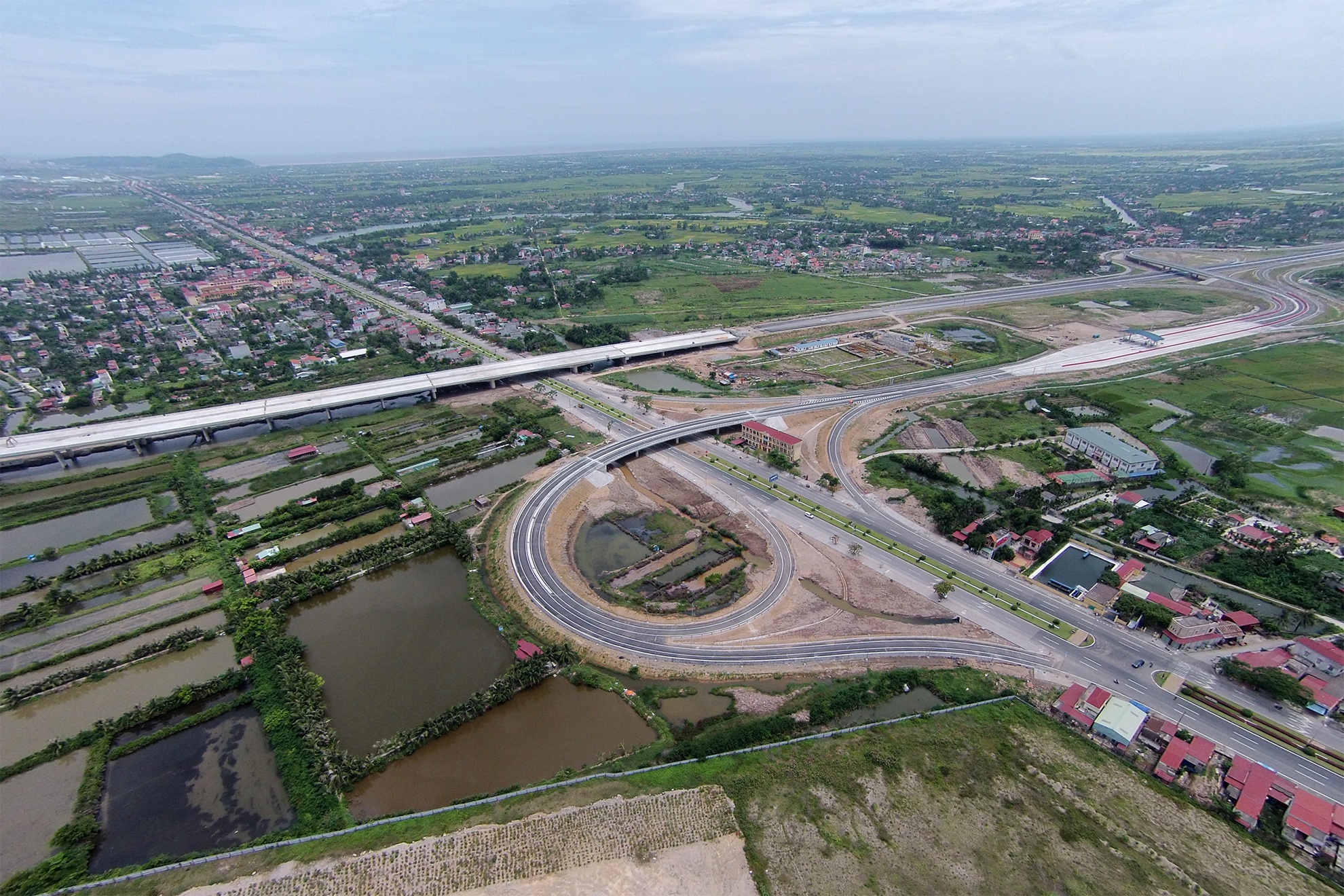 Tuyến đường đi qua 4 tỉnh, thành phố, Hà Nội, Hưng Yên, Hải Dương, Hải Phòng. Điểm đầu nằm trên đường vành đai 3 của thành phố Hà Nội. Điểm cuối ở gần cảng Đình Vũ (Hải An, Hải Phòng).