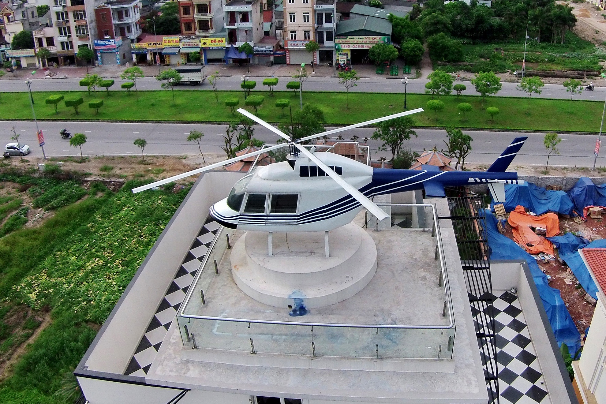 Mo hinh truc thang nhu that tren noc biet thu 600 m2 hinh anh