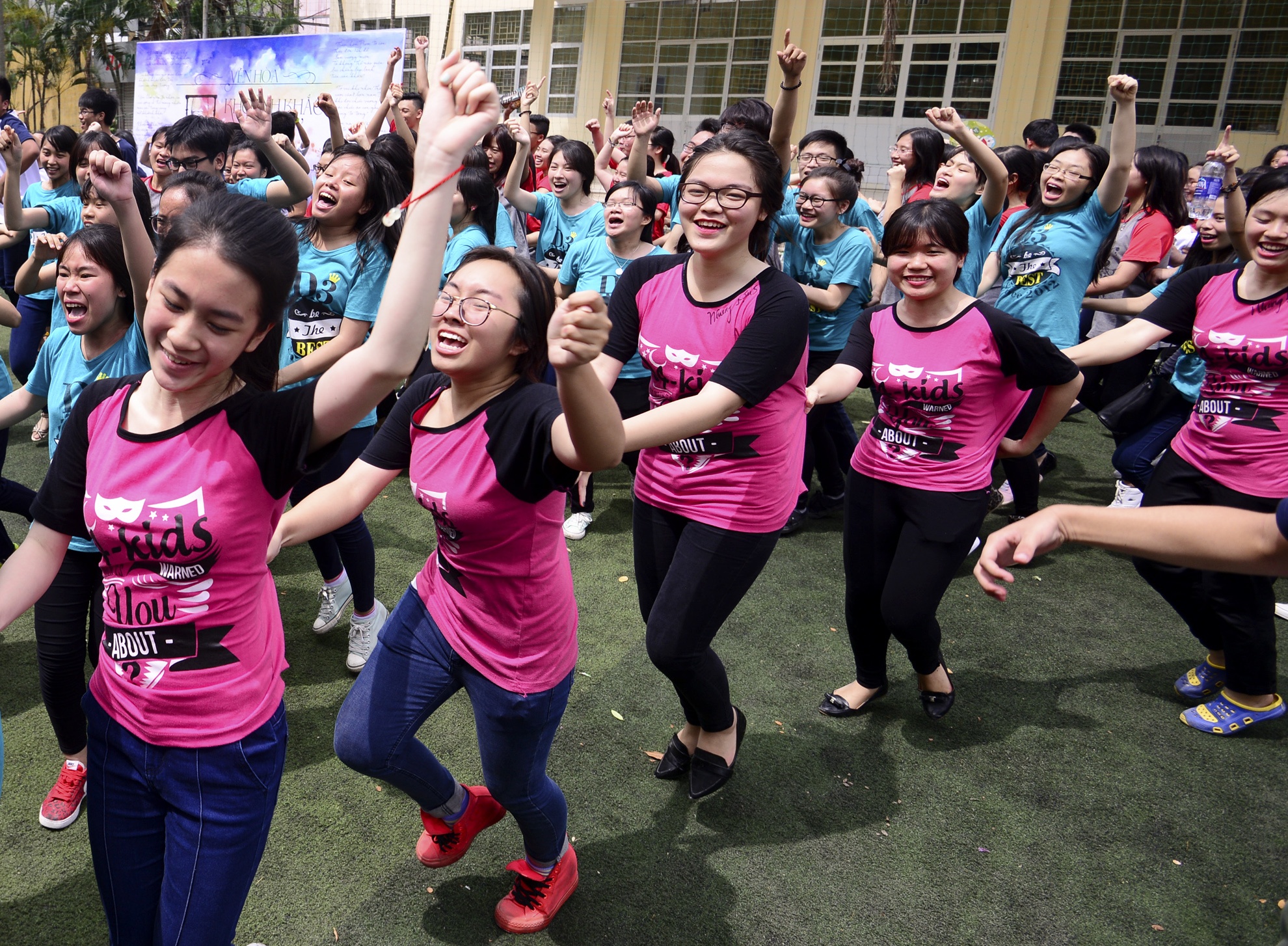 Hoc sinh nhay mua chia tay tuoi 'nhat quy nhi ma' hinh anh