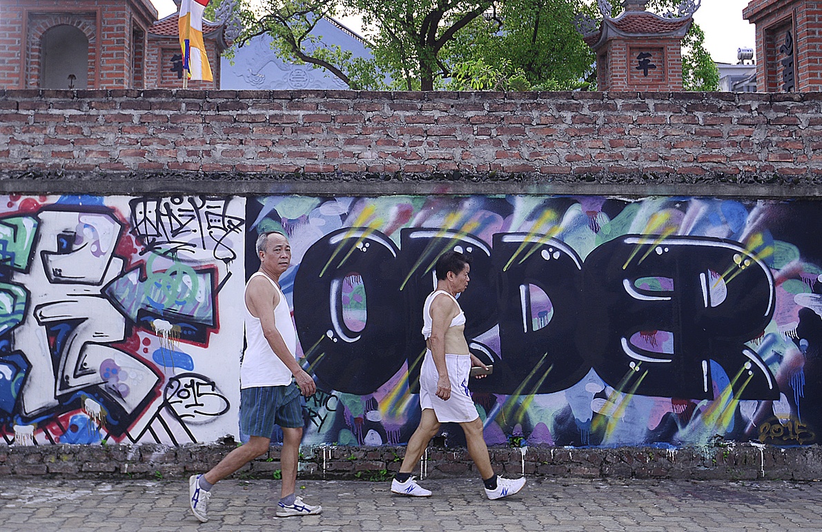 Chua 1.000 nam tuoi bi ve graffiti nhu quan bar hinh anh