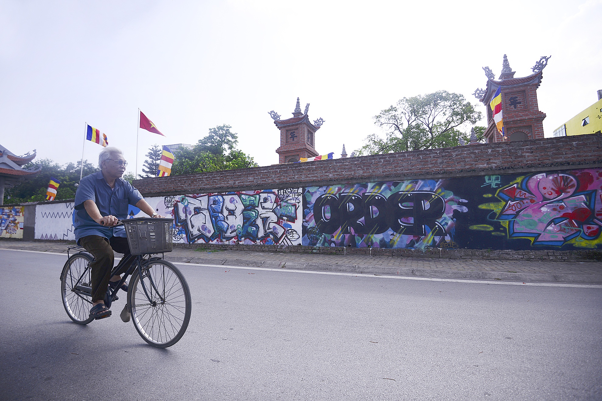  Nhiều người cho rằng việc vẽ những hình này lên chùa là không phù hơp chốn tôn nghiêm như chùa chiền.