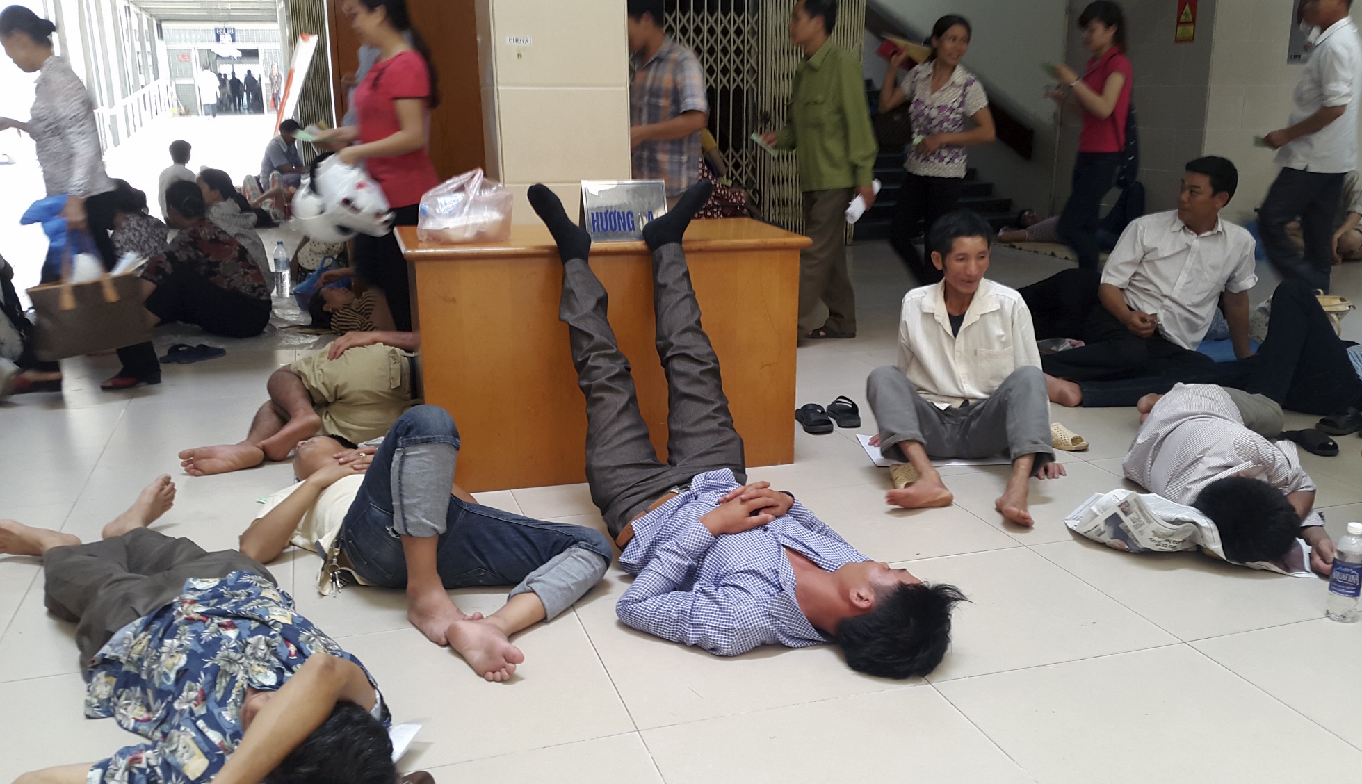 Cac kieu nam o benh vien ngay nang nong 39 do C hinh anh