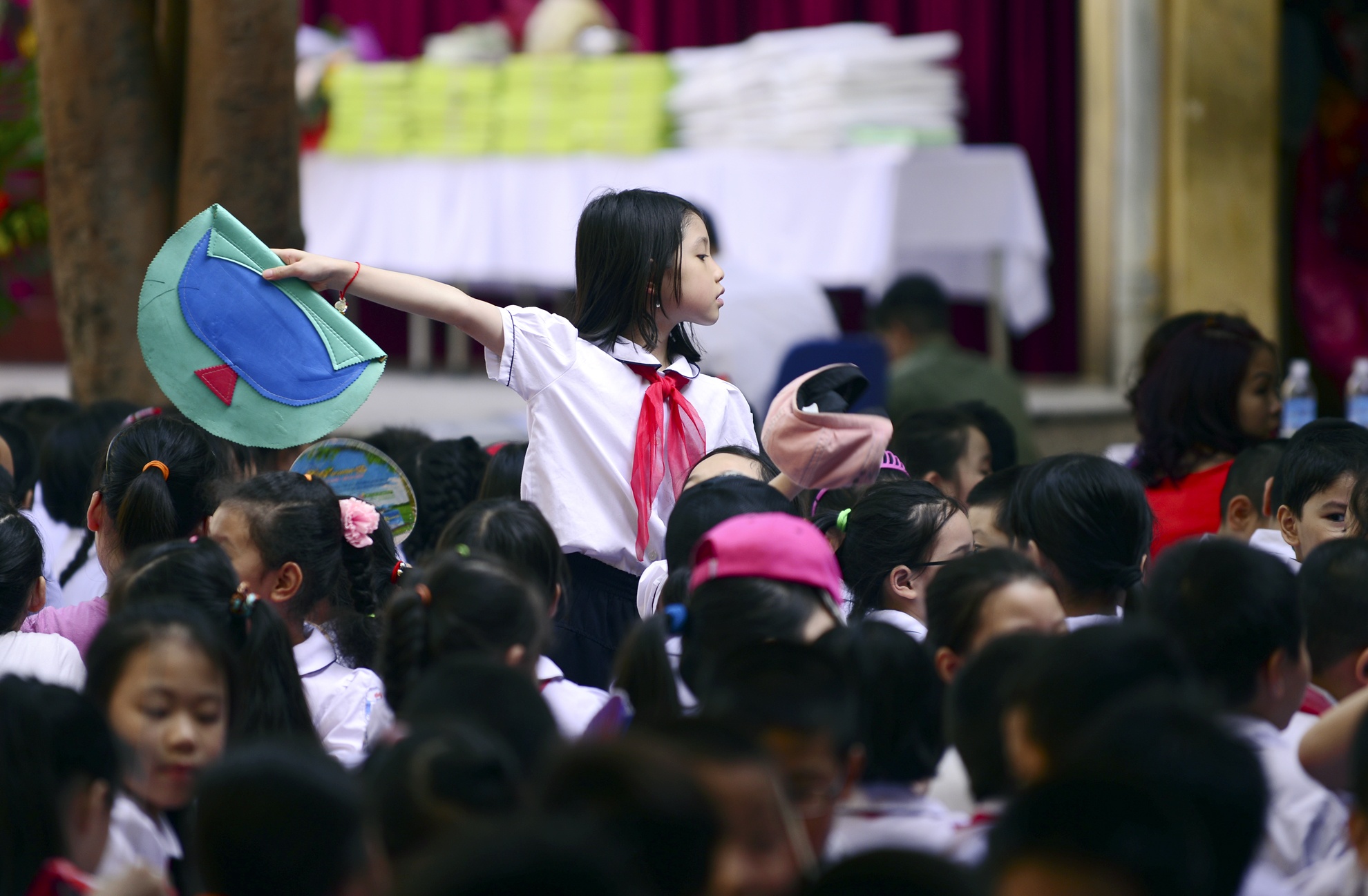 Các lớp trưởng đứng lên để quạt cho các bạn.