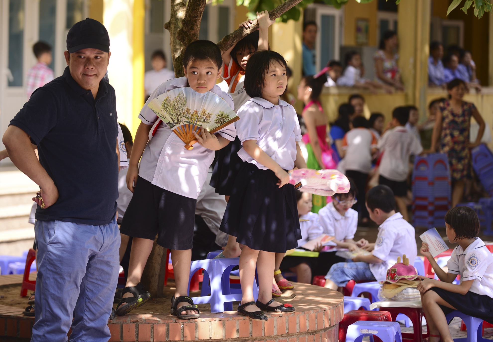 Ai cũng tỏ ra mệt mỏi, có em chui vào cây để ngồi.