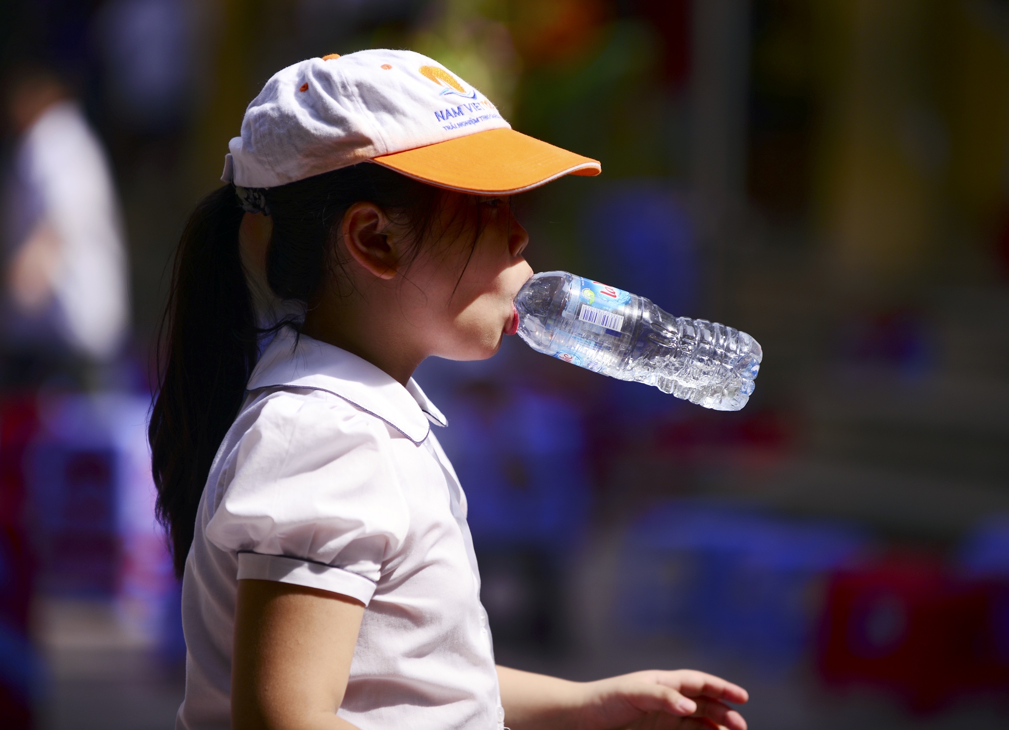 Tre em ngoi trong nang nong 39 do C du le be giang hinh anh