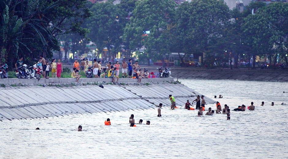 Ha Noi nong 40 do C, ho nuoc thanh bai tam hinh anh
