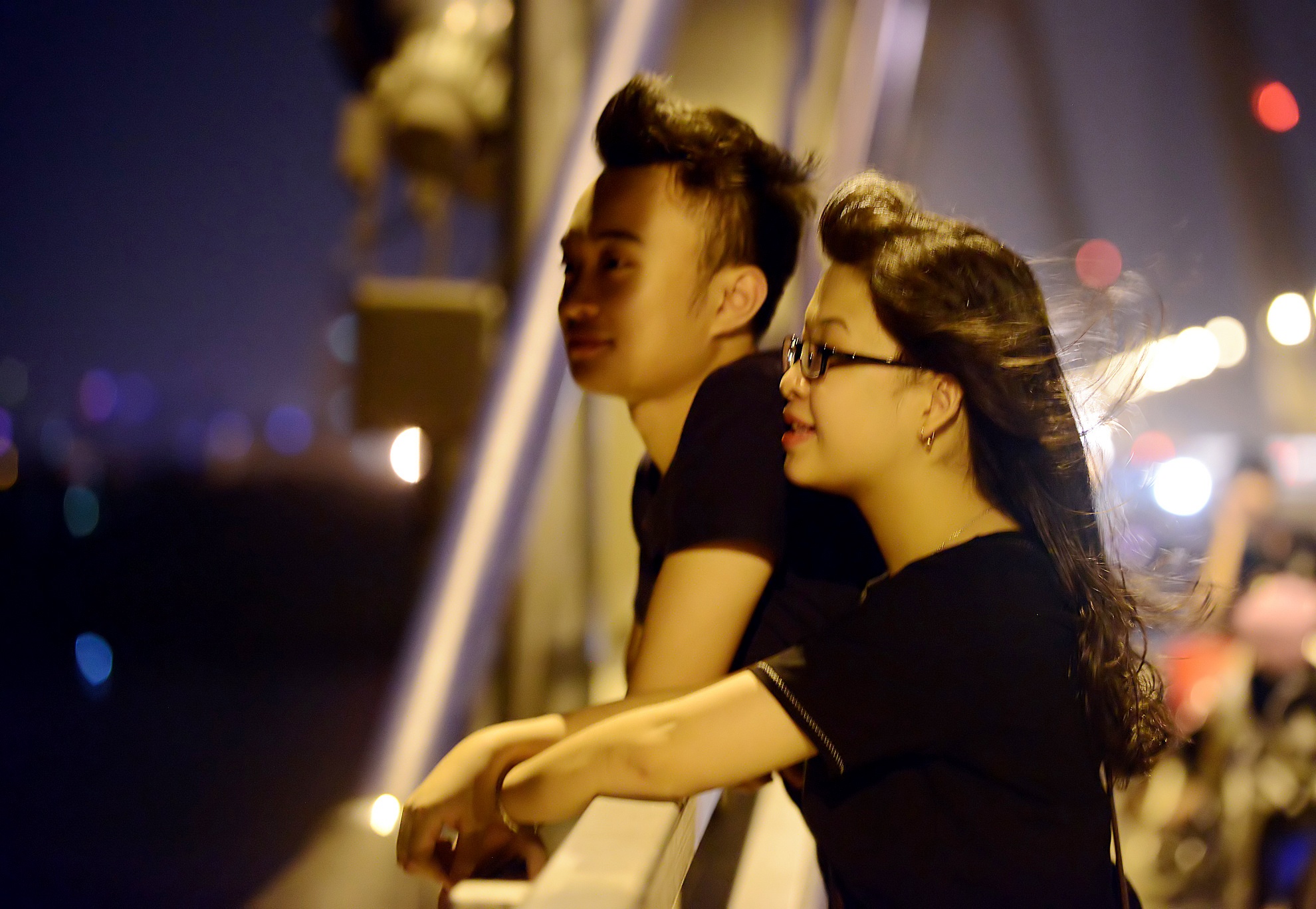 Thảo, sinh viên năm thứ 2 ĐH Tài Chính cùng nhóm bạn lên cầu hóng mát. 