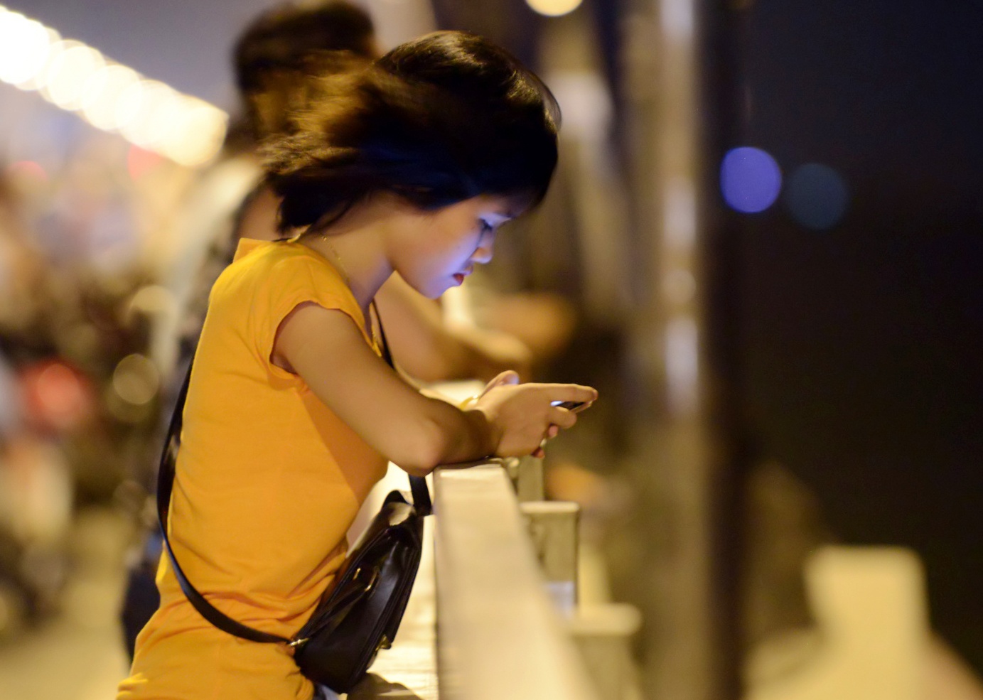 Nguoi dan len cau Nhat Tan hong gio hinh anh