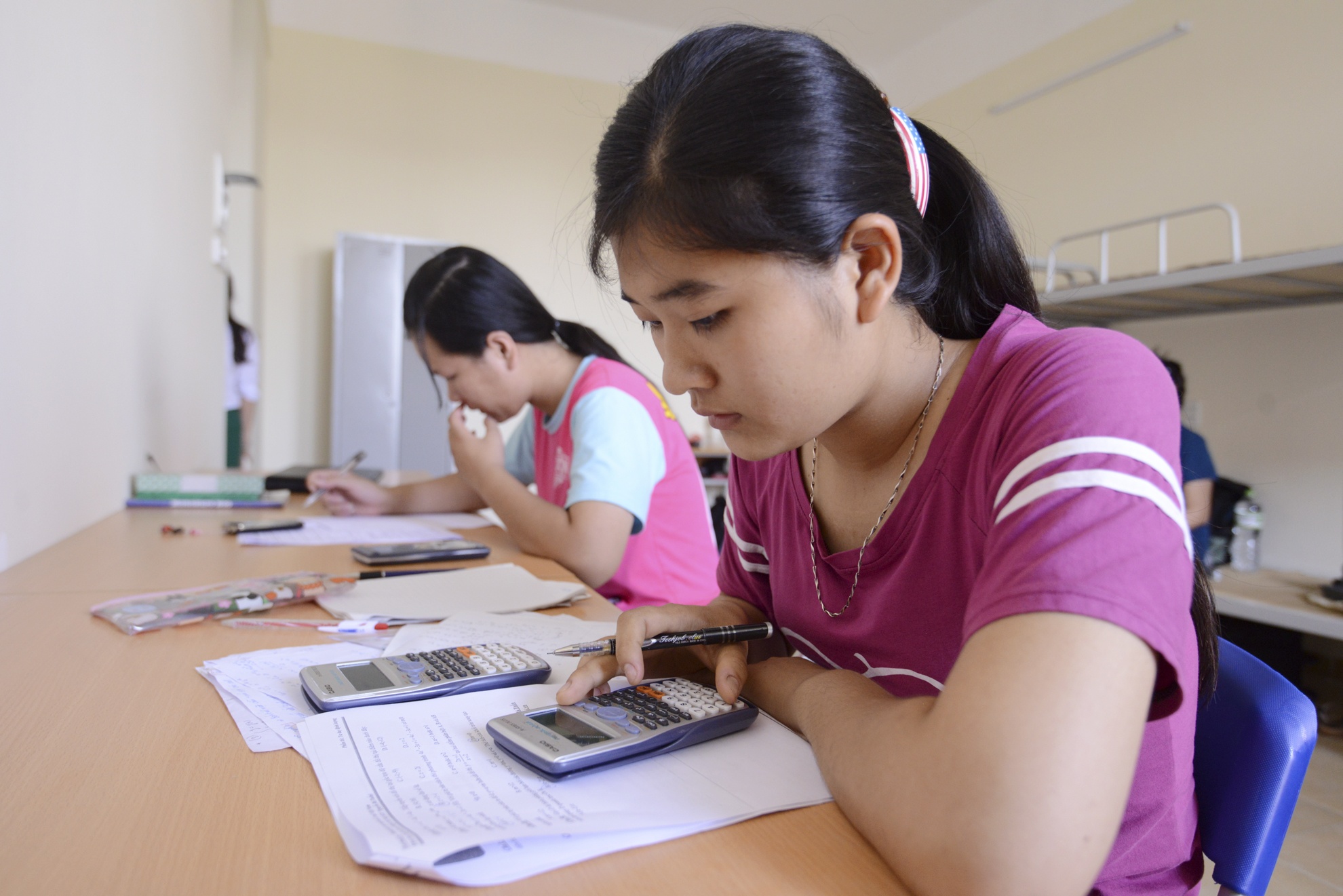 Thi sinh dau tien thi dai hoc duoc o ky tuc xa khang trang hinh anh