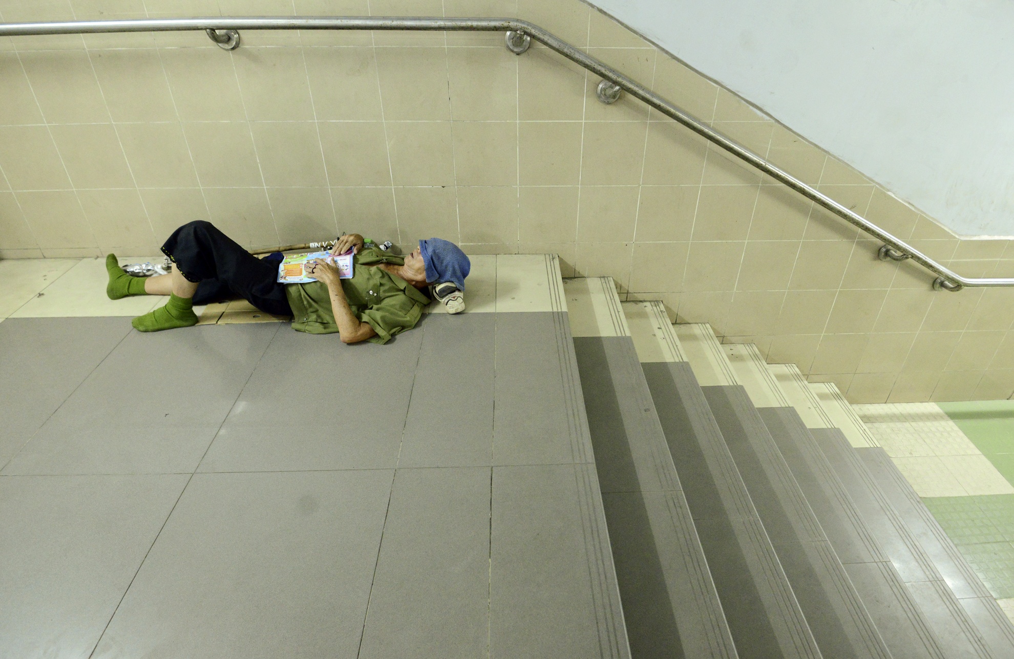  Có người còn tranh thủ nằm luôn vì hầm Ngã Tư Sở cũng rất mát mẻ. 