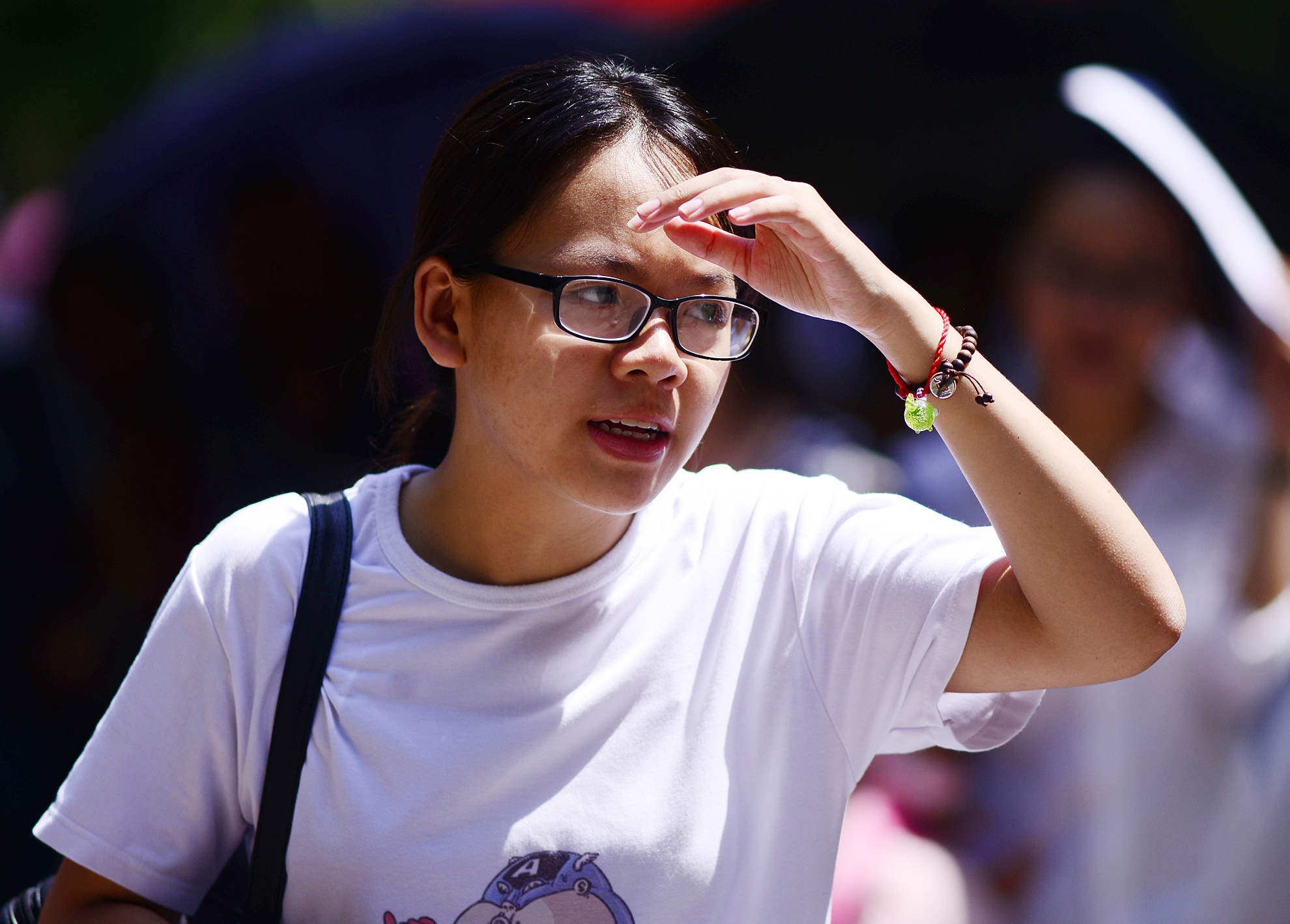 Kết thúc môn thi buổi sáng, nhiều thí sinh tỏ ra khá mệt mỏi dưới nắng nóng lên tới 40 độ C.