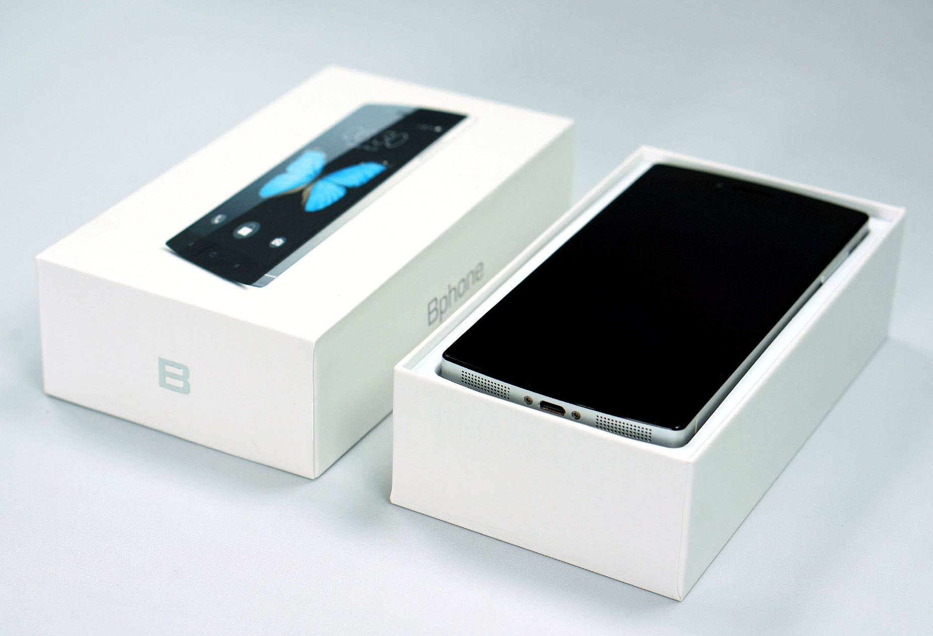 Mo hop Bphone ban 16 GB gia 11 trieu dong hinh anh