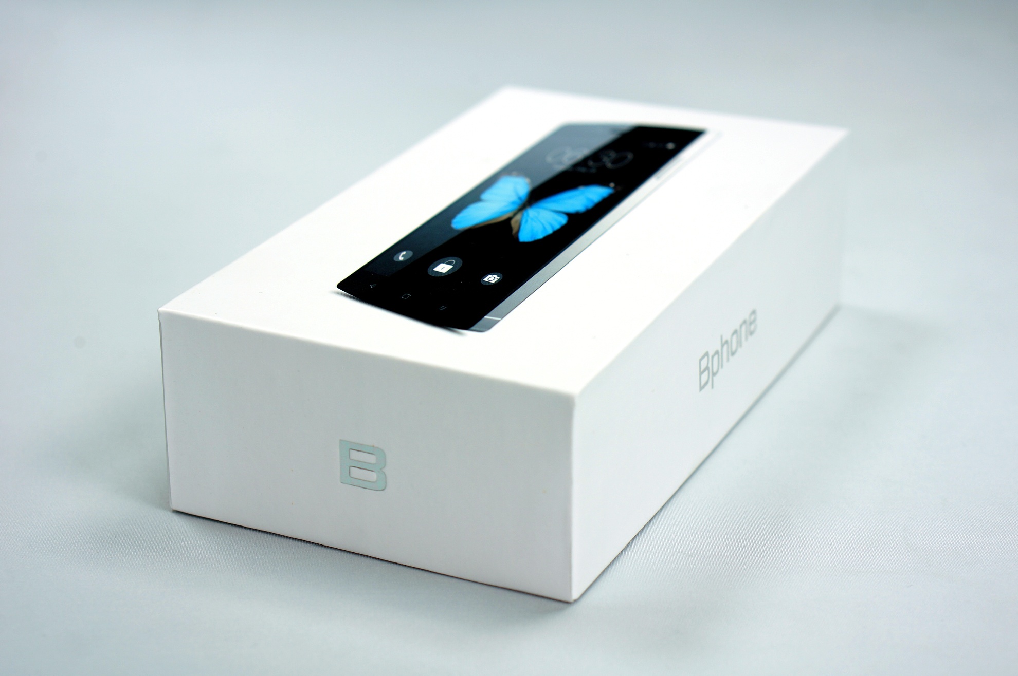 Hộp đựng Bphone phiên bản 16GB có màu trắng, được thiết kế đơn giản và gọn gàng. Mặt trước in hình máy, mặt sau là các thông số chi tiết, trong khi tên máy và logo nằm ở các cạnh bên.