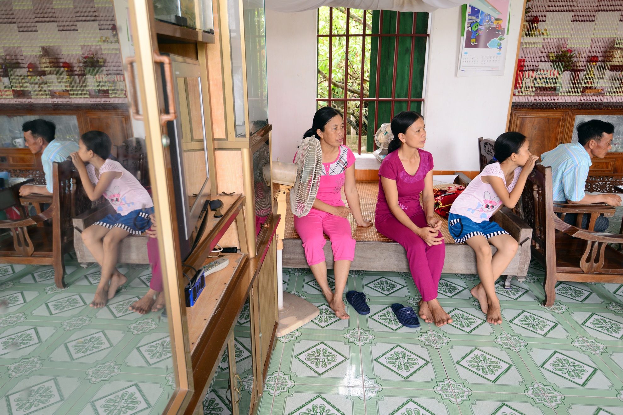 Biết tin vui nhiều người thân, hàng xóm sang chúc mừng Thắng. Bà Nhẫn chia sẻ: Thắng là cậu bé tính tình nhút nhát như con gái. Em khá trầm tính. Từ nhỏ đến lớn, Thắng là niềm tự hào của bố mẹ, vì luôn học giỏi. Những khi rảnh rỗi Thắng chỉ đi đá bóng.