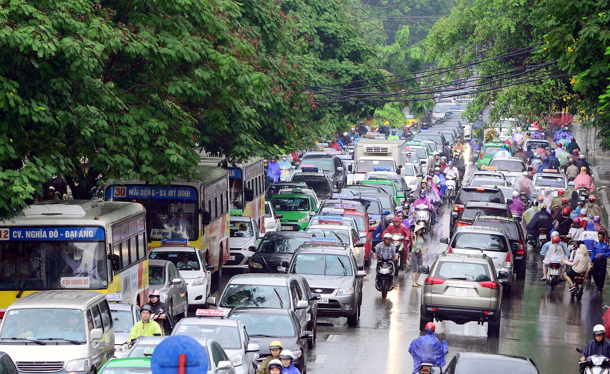 Đường Huỳnh Thúc Kháng bị ùn tắc kéo dài. Đến 9h, khu vực này vẫn bị ùn ứ nghiêm trọng. 