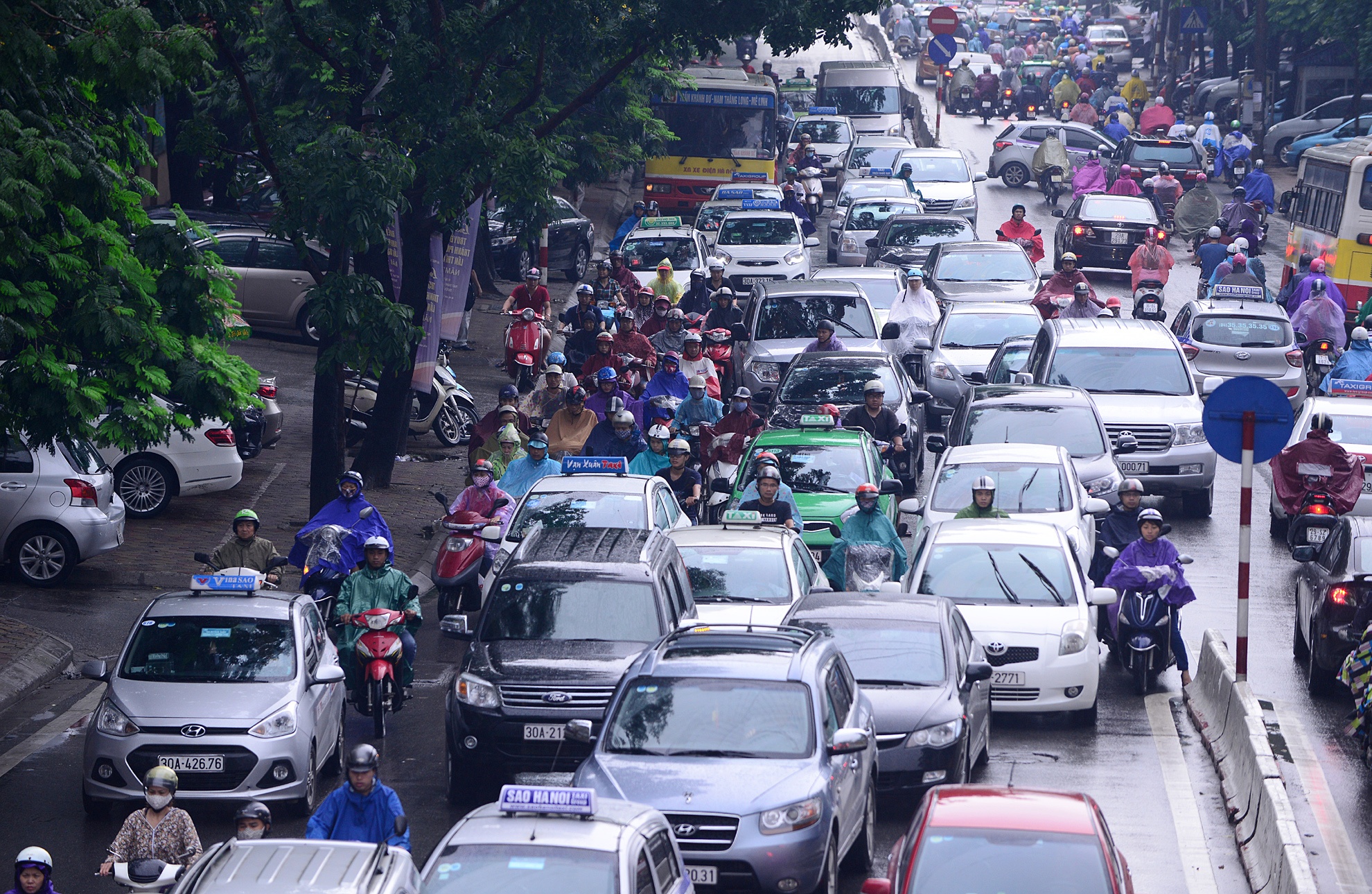 Phương tiện di chuyển chậm trên đường Huỳnh Thúc Kháng (trước cổng nhà hát Âu Cơ). 