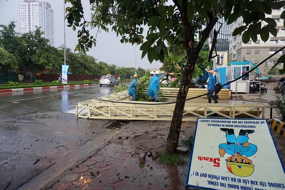 Cổng vào công trường nặng hàng tấn đổ sập. Rất may không có người đi qua lúc xảy ra sự cố. Ảnh: Duy Hiếu.