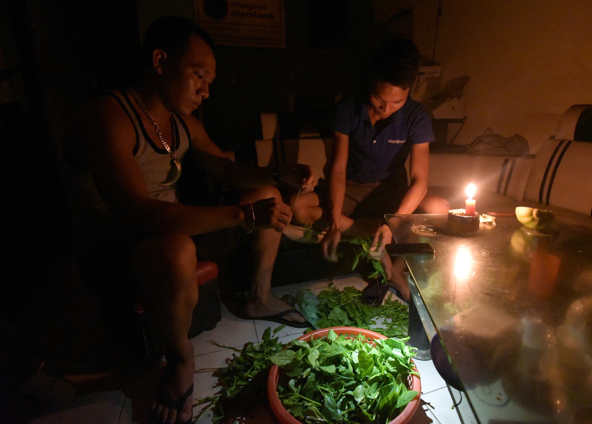Sau con dong, nguoi Ha Noi khon kho vi mat dien hinh anh