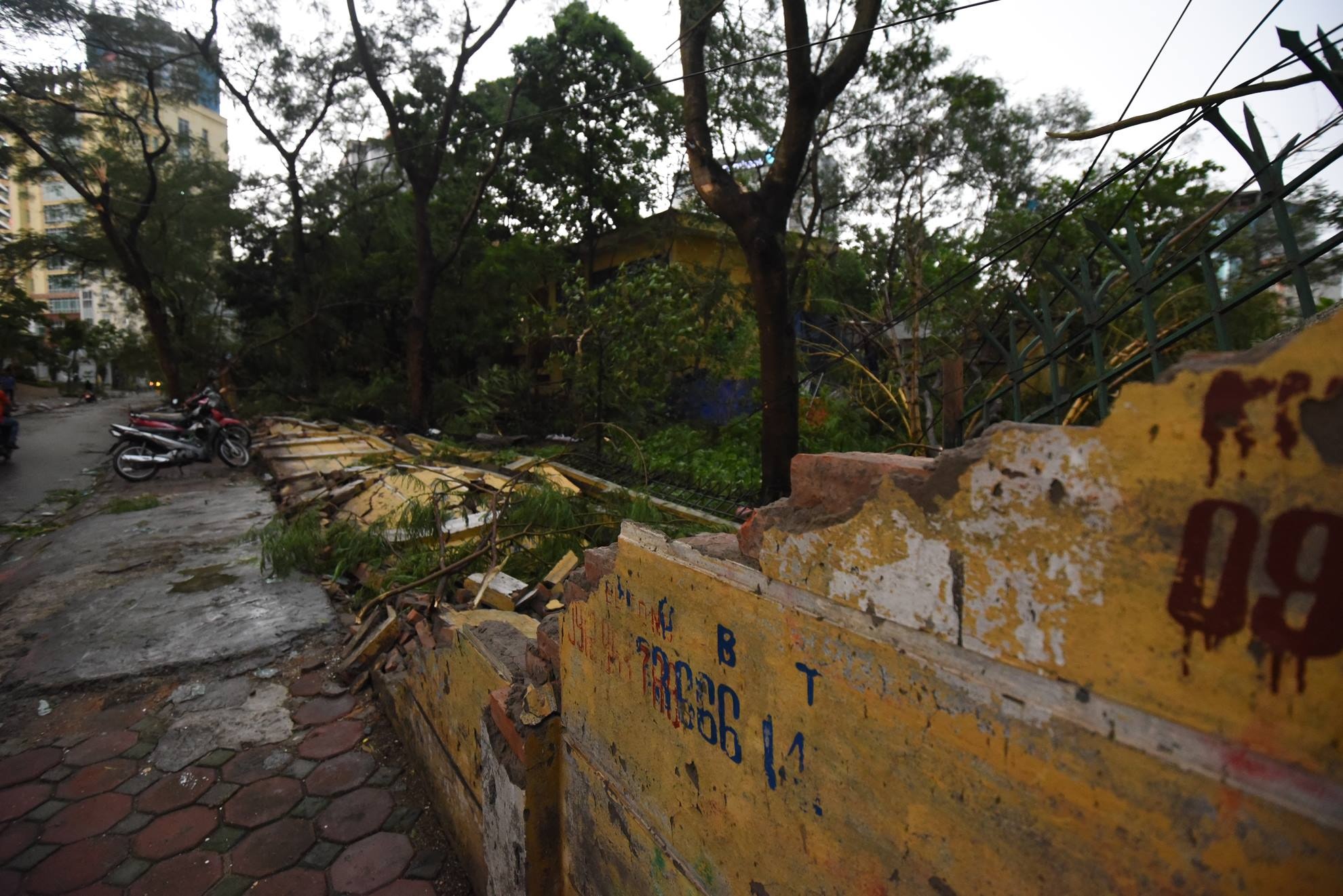 50m tường trường THPT Nhân Chính, Thanh Xuân bị đổ sập