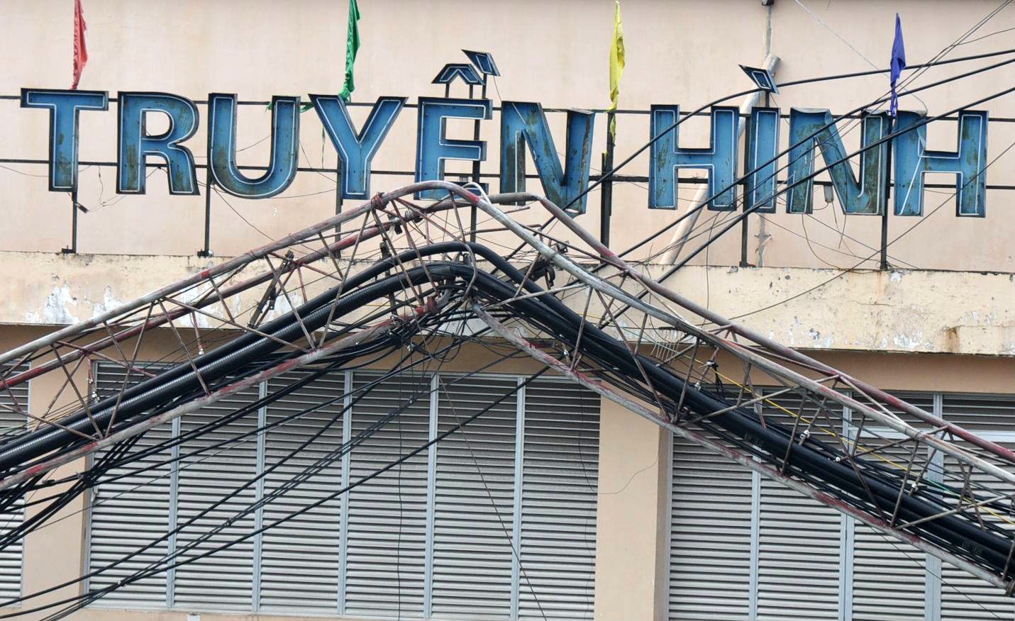 Cot truyen hinh o Ha Noi do guc sau con dong manh nhu bao hinh anh