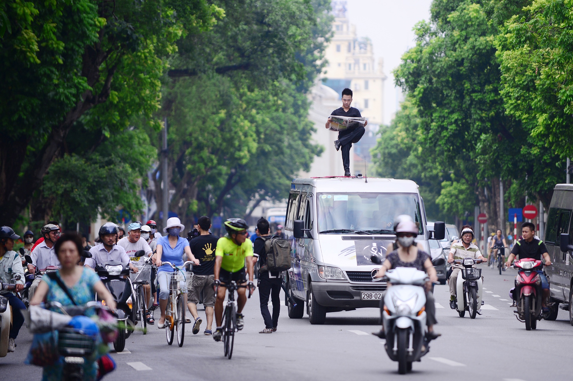 Clip ao thuat gia ngoi lo lung tren khong doc bao hinh anh