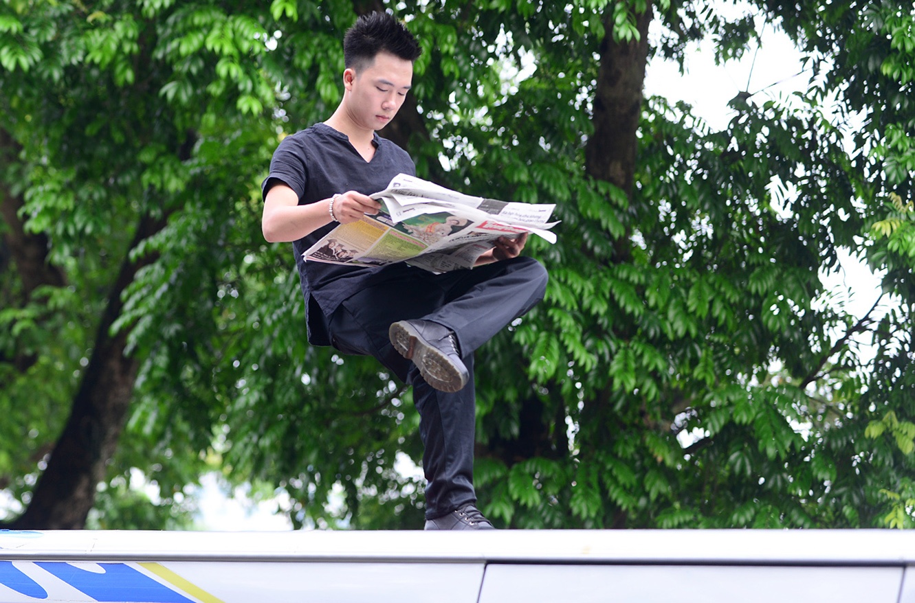 Ao thuat gia 9X ngoi lo lung tren noc oto doc bao hinh anh