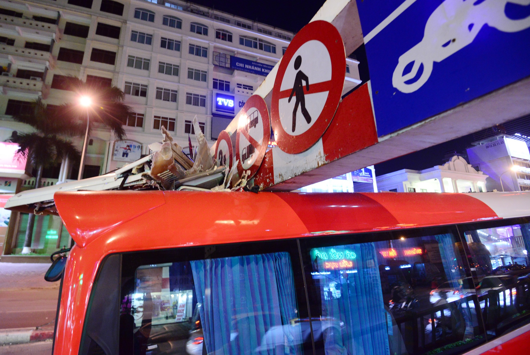 Bat chap bien cam, xe 29 cho 'bay' gian dieu hoa tren noc hinh anh