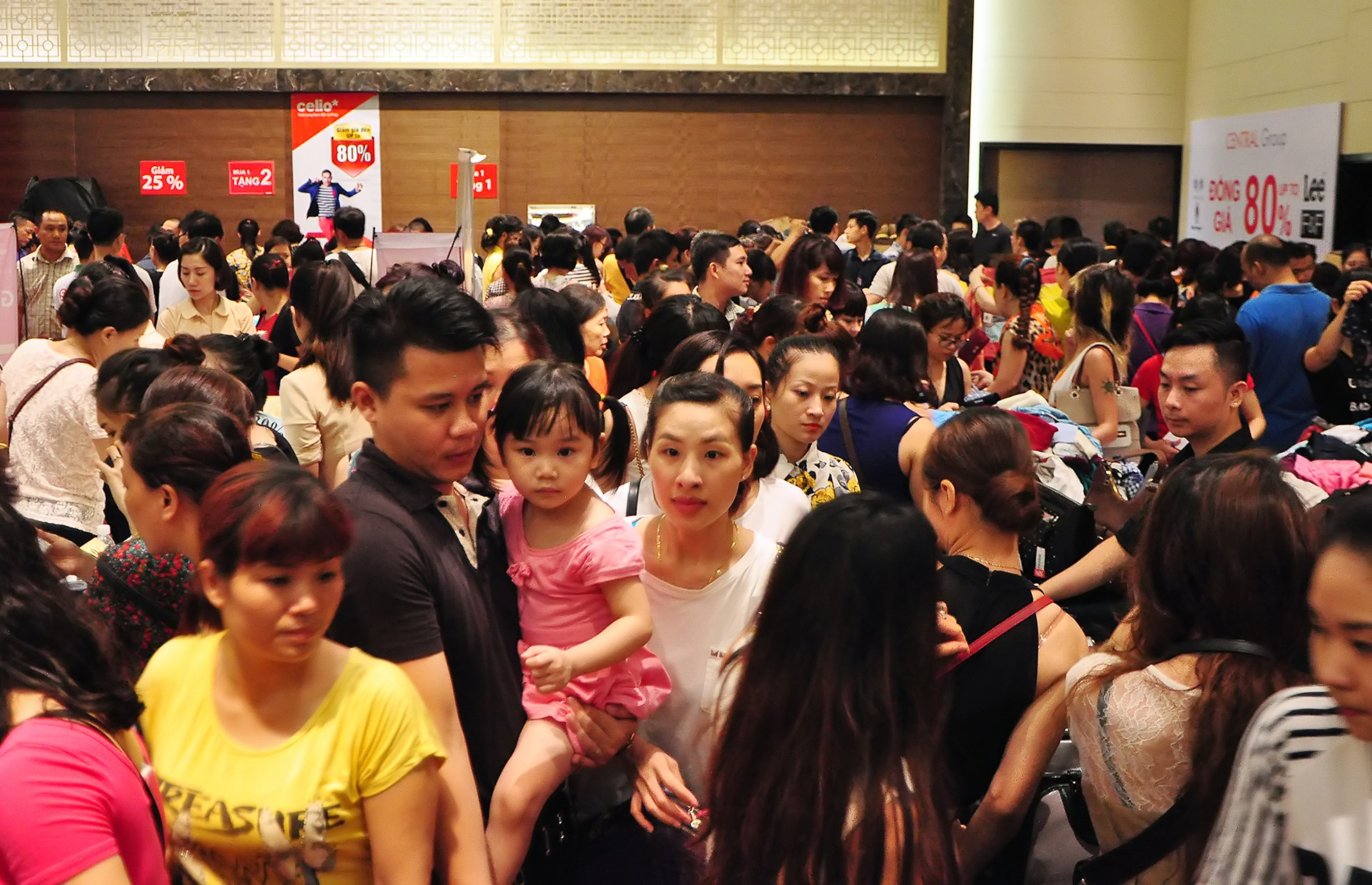 Chen nhau mua hang hieu giam gia o khach san 5 sao hinh anh