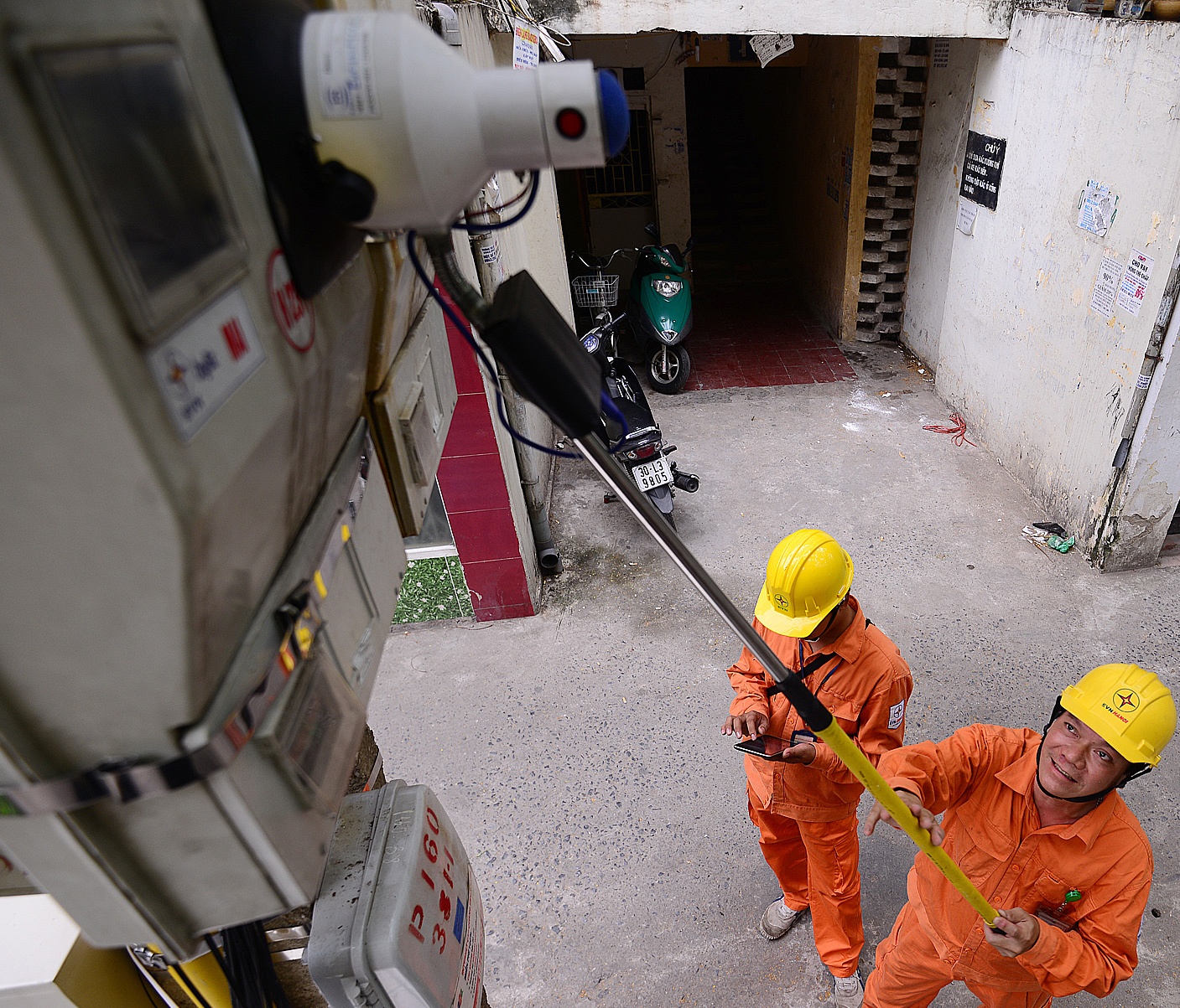 Can canh ghi so dien bang 'gay tu suong' cua cong nhan EVN hinh anh