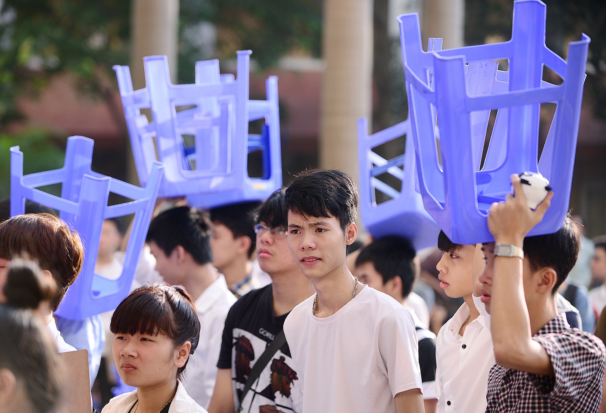 Thi sinh doi ghe che nang di thi nang khieu hinh anh