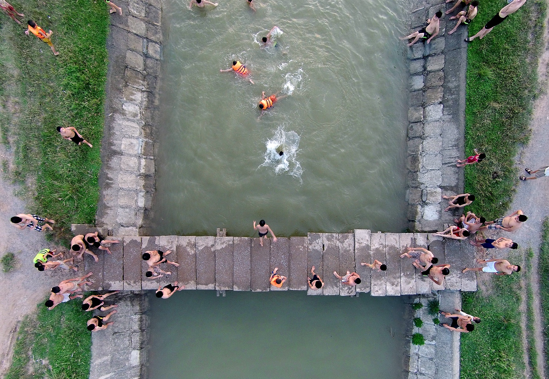 Bai tam mien phi dai hang km o Ha Noi hinh anh