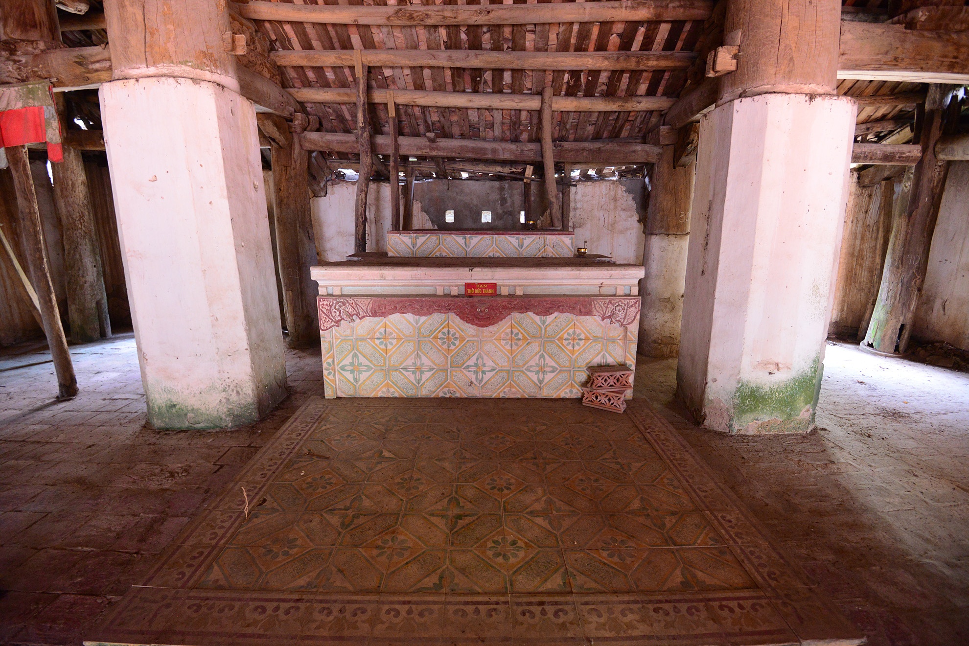  Ban thờ các tượng đã được di chuyển đi nơi khác hết vì chùa có thể đổ sập bất kì lúc nào 