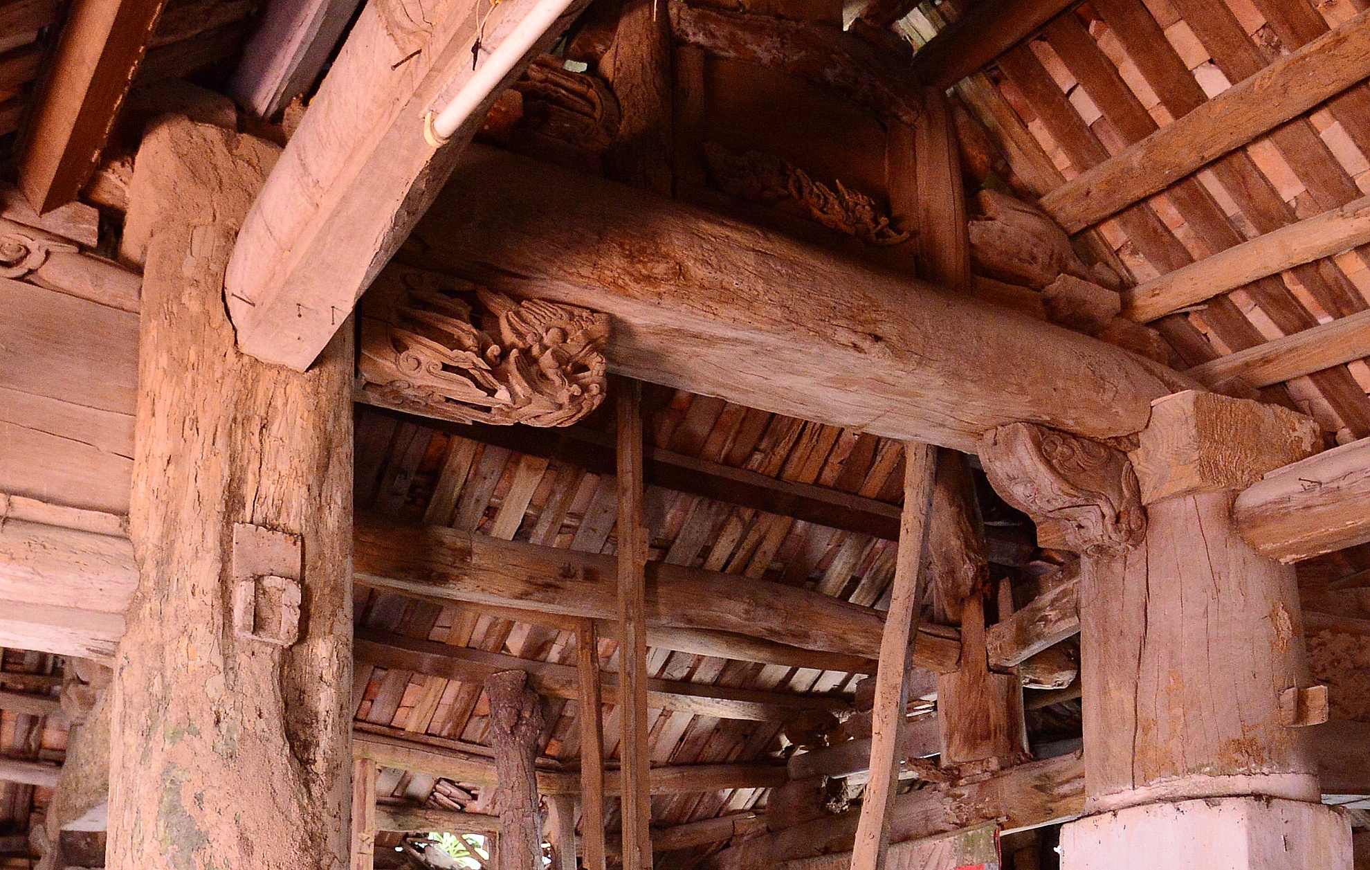 Một số kiến trúc điển hình thời nhà Mạc không còn do hư hỏng và thời gian. Theo kiến trúc sư Trần Trung Hiếu, giá trị của hai bộ vì vẫn còn giữ được thanh câu đầu (thanh xà nối hai đầu cột cái), và một số thanh rường cụt bụng cá là dấu tích từ thời nhà Mạc. Tuy hình thức ván lá đề nằm ở bộ vì nóc của kiến trúc thời Mạc không còn nữa nhưng những cấu kiện thay vào đấy cũng xuất hiện từ thời Lê Trung Hưng (thế kỷ 17,18). 