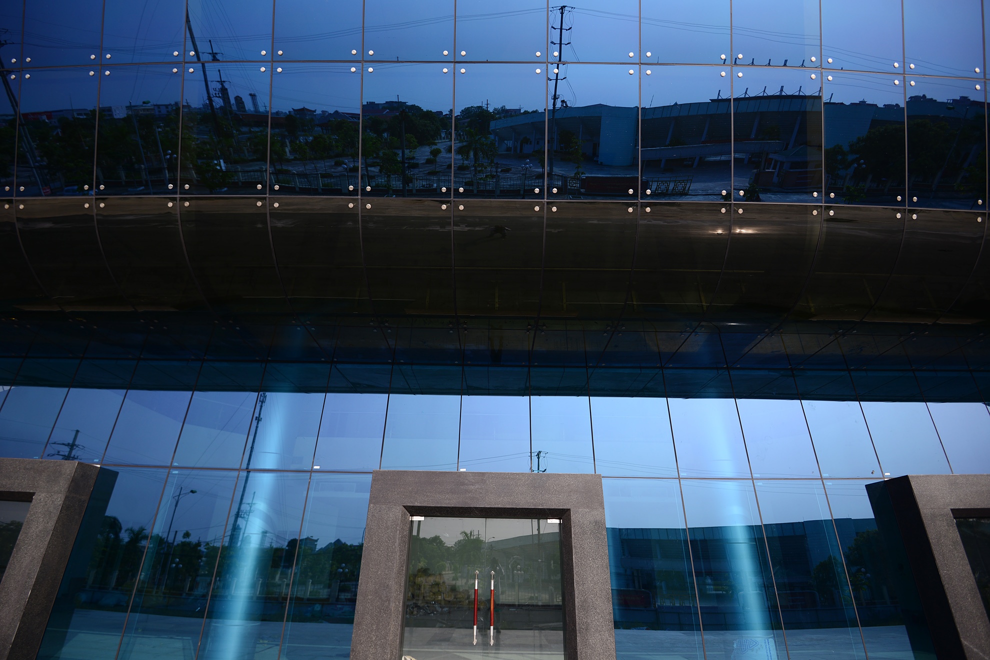 Bên ngoài nhà hát được thiết kế khá cầu kỳ, nhiều khoảng ốp kính đen. Nhà hát sử dụng nhiều thiết bị nhập khẩu đắt tiền từ nước ngoài. 