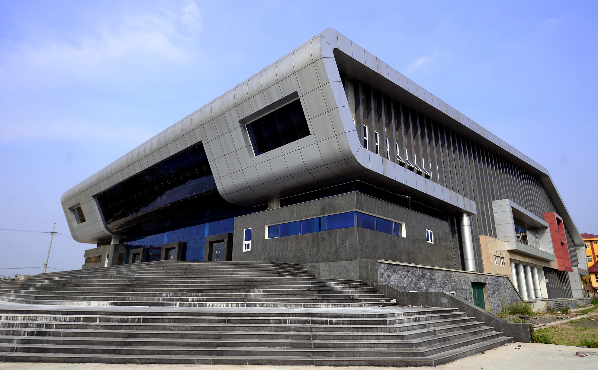 Nha hat tram ty xay do, bo khong hinh anh