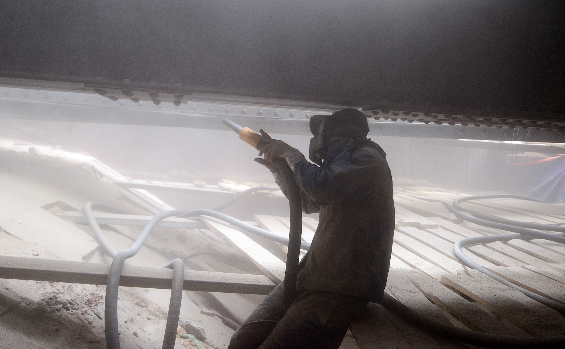 Cao gi sat cau Long Bien bang phun cat ap luc hinh anh