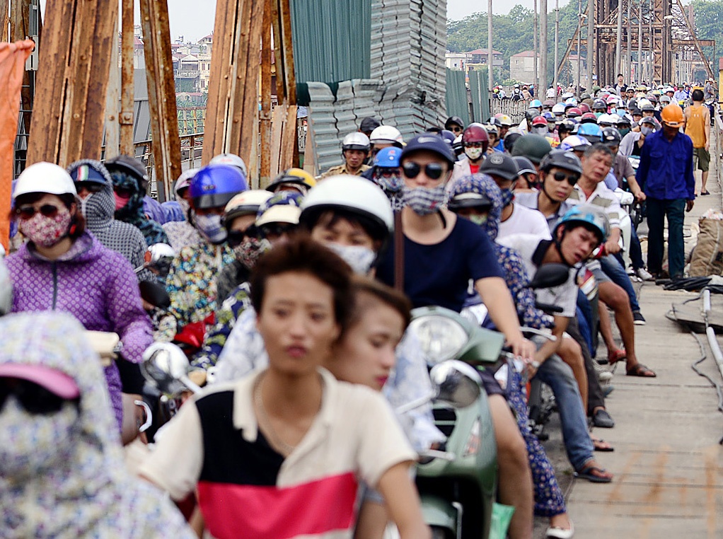 Chon chan tren cay cau dang dai tu quy mo lon hinh anh