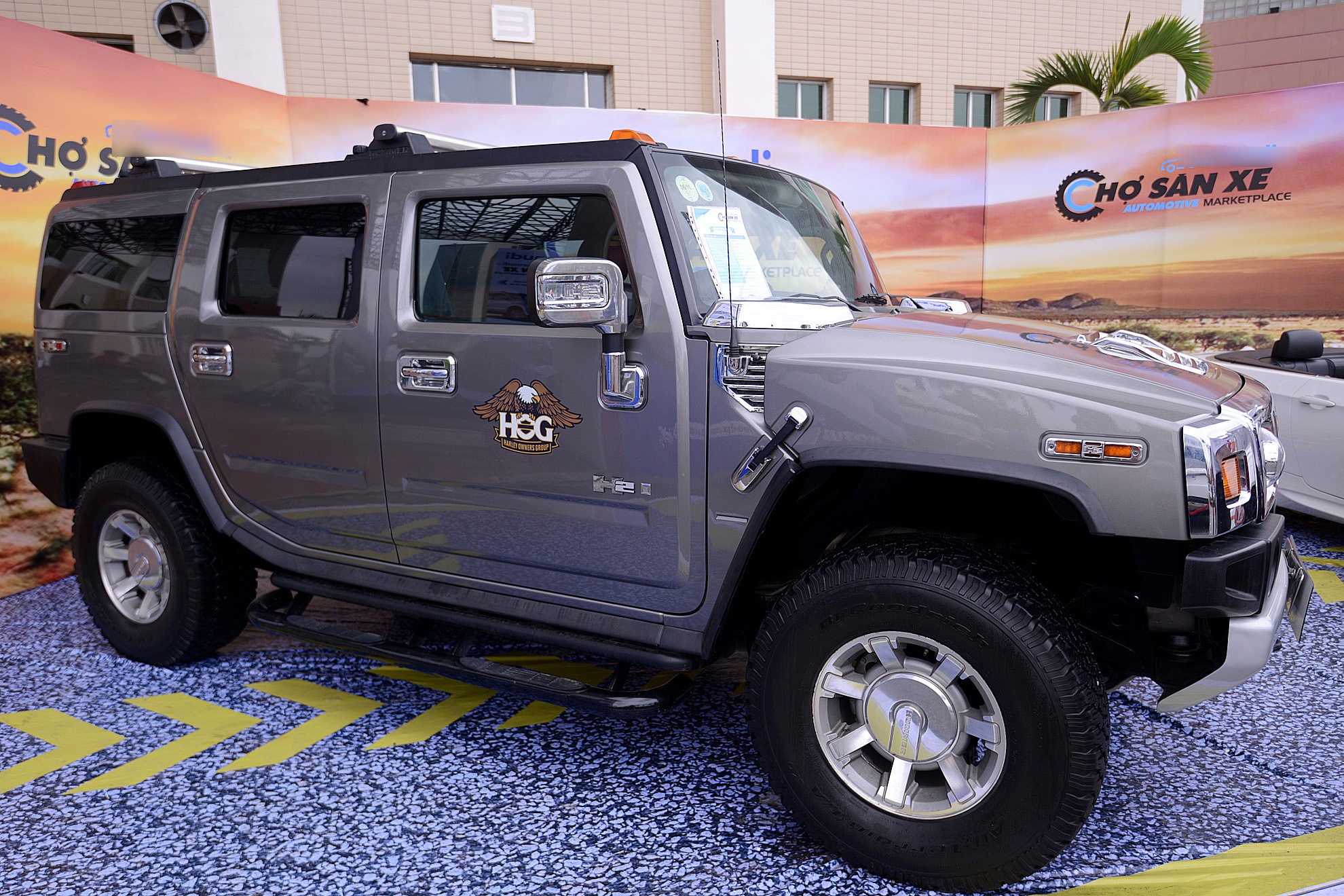 Xe Hummer H2 sản xuất năm 2008 được bán với giá <abbr class=
