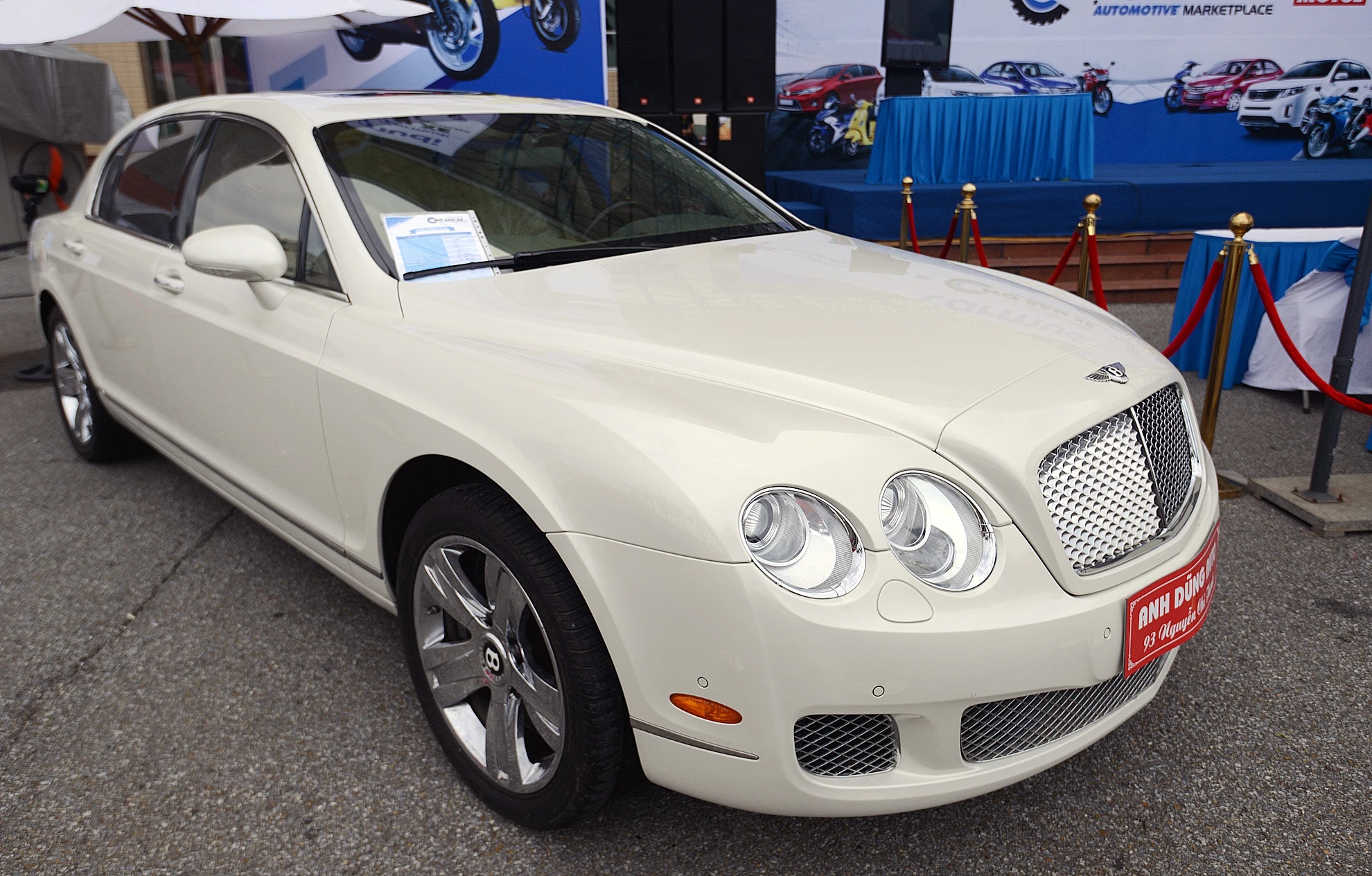 Xe Bentely conninewtal flying sản xuất năm 2009, có xuất xứ từ Anh. Xe chạy động cơ W12 với mức tiêu hao nhiên liệu 14lit/100km. Xe được bán với giá 250.000 đô la.