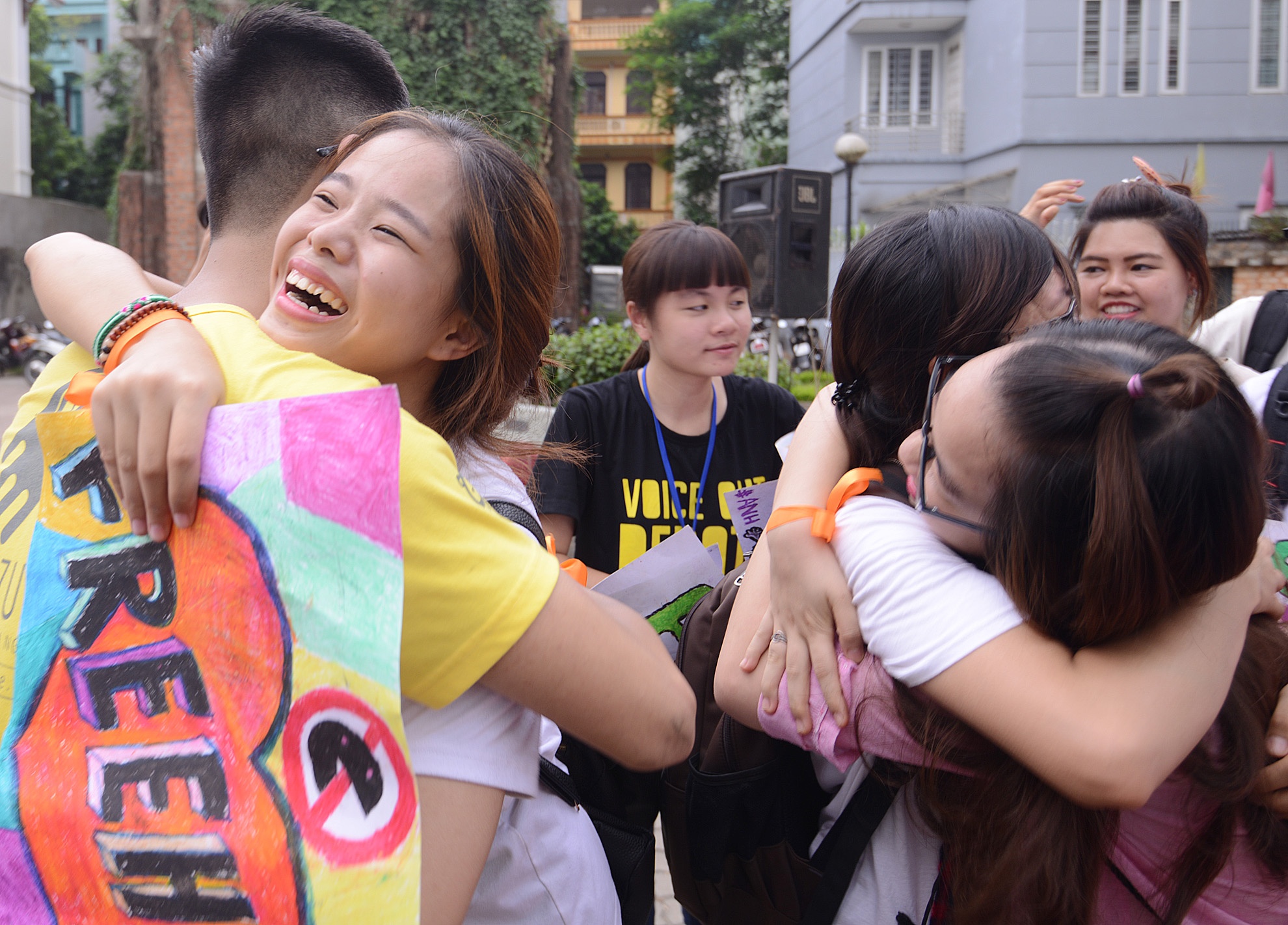 Gioi tre thu do moi chao nguoi la om hinh anh