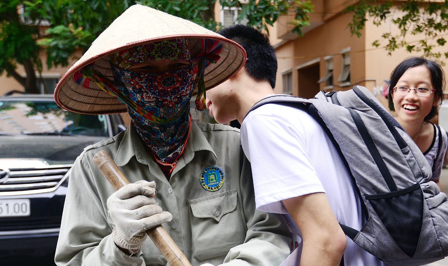 Gioi tre om nguoi khong quen biet tren pho hinh anh