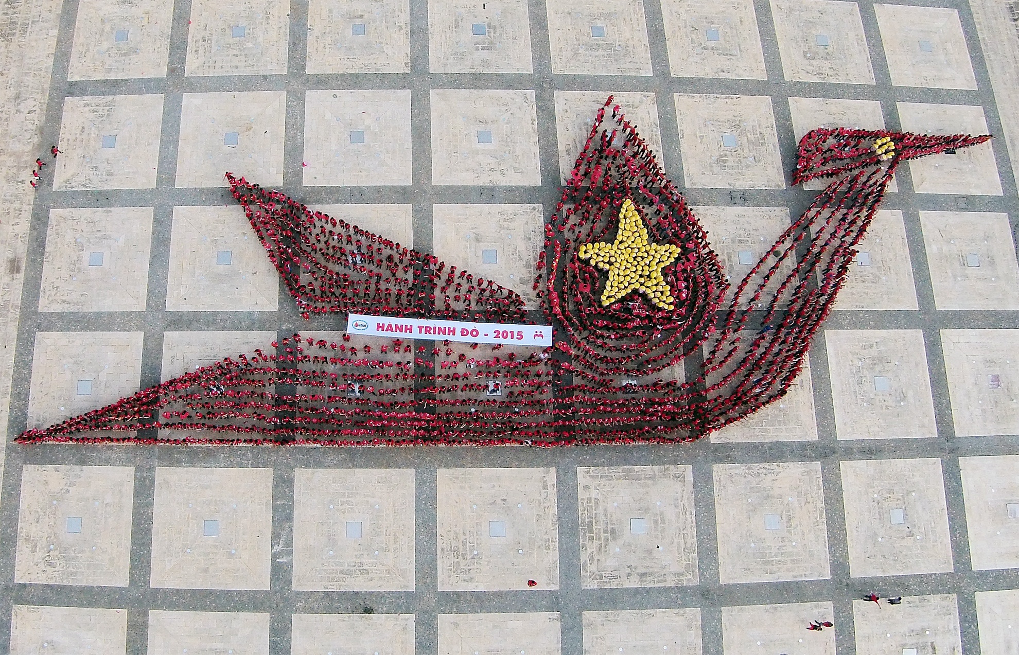 5.000 ban tre xep hinh canh chim hac hinh anh