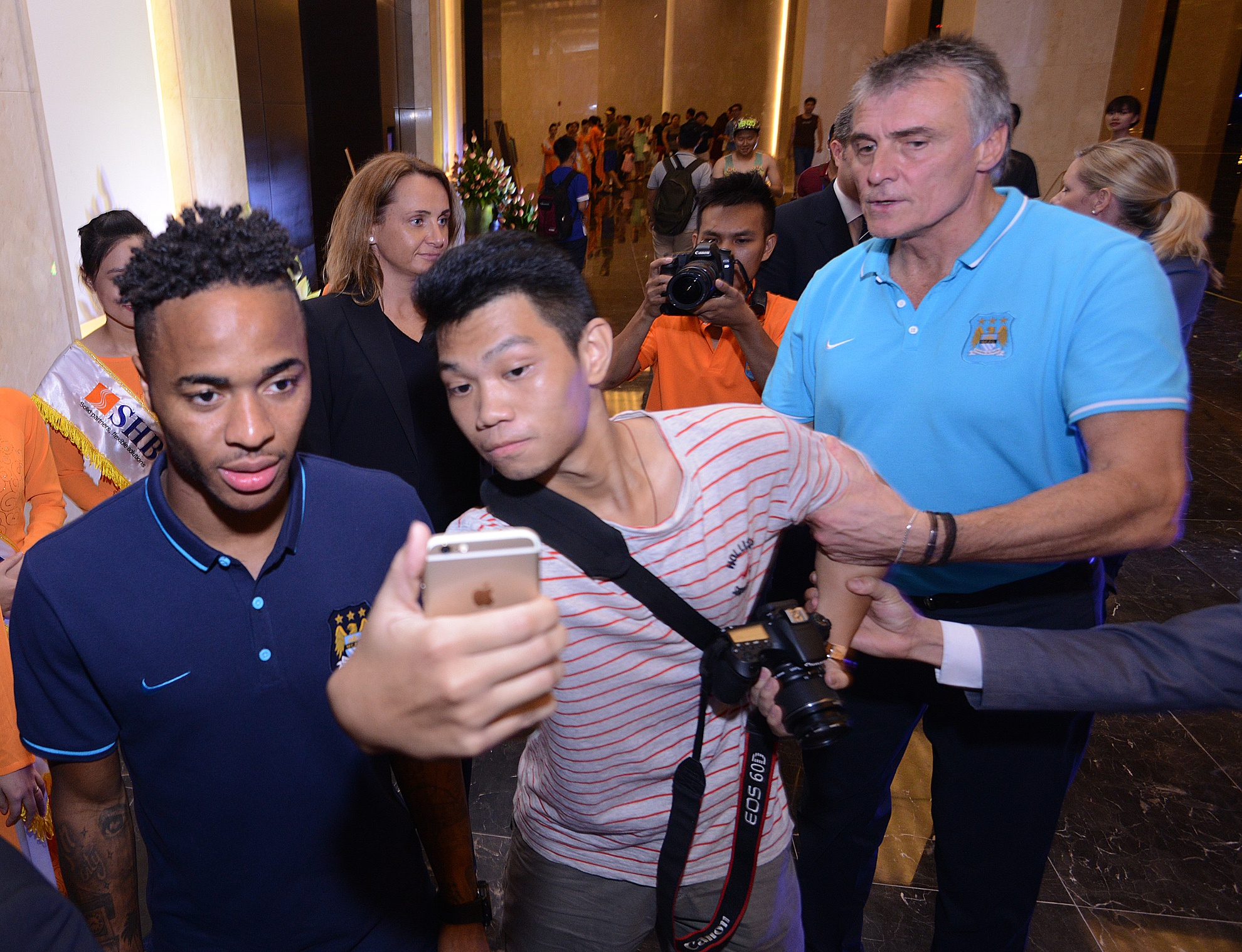 Fan VN bi an ninh Man City nhac khi chup anh voi Sterling hinh anh