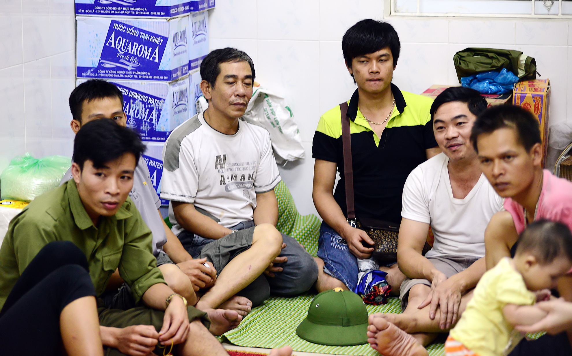 Nguoi dan vung ron lu chen chuc noi di tan hinh anh