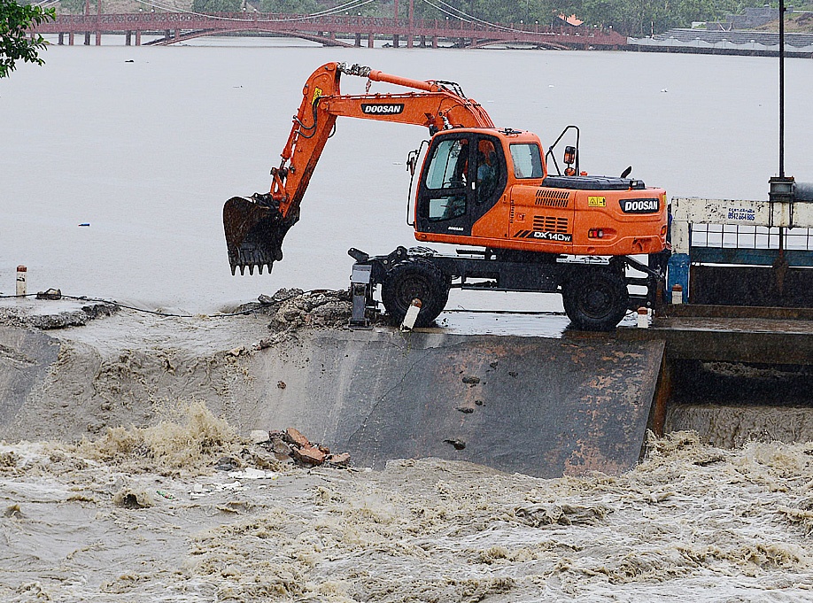 Pha dap tran giai cuu Uong Bi khoi ngap nang hinh anh