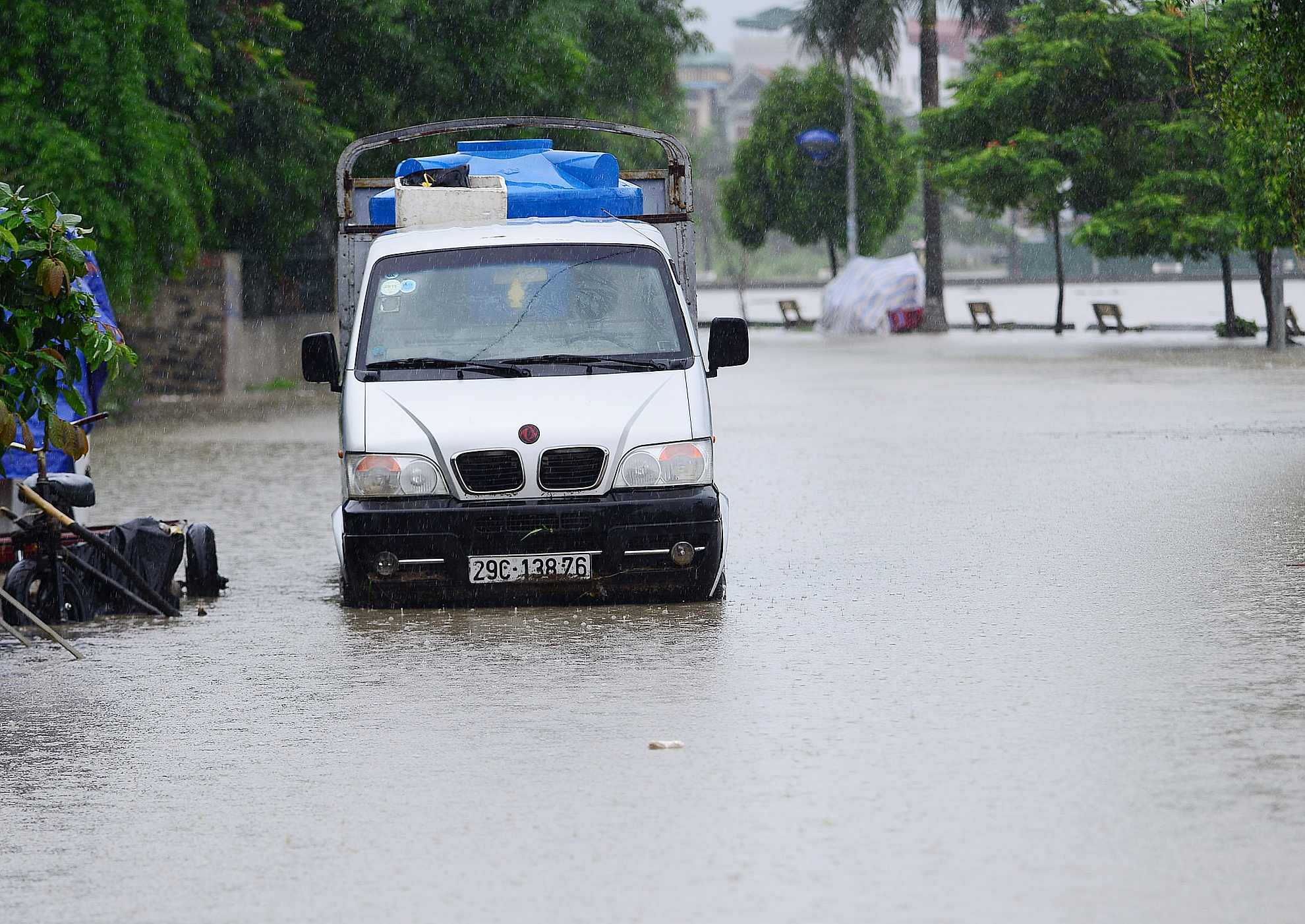 Trước tình hình trên, thành phố Uông Bí đã huy động trên 50 chiến sỹ lực lượng bộ đội và công an cùng các lực lượng của phường Vàng Danh, xã Thượng Yên Công và Ban quản lý Di tích và Rừng Quốc gia Yên Tử tổ chức, bố trí lực lượng kiểm soát, cắm các biển báo và huy động 120m rào chắn; bố trí 6 barie tại các đập tràn xung yếu; 60m barie di động để hướng dẫn giao thông tại các khu vực nước ngập sâu, chảy xiết; huy động trên 2.000m2 vải bạt để che các bờ taluy có nguy cơ sạt lở.