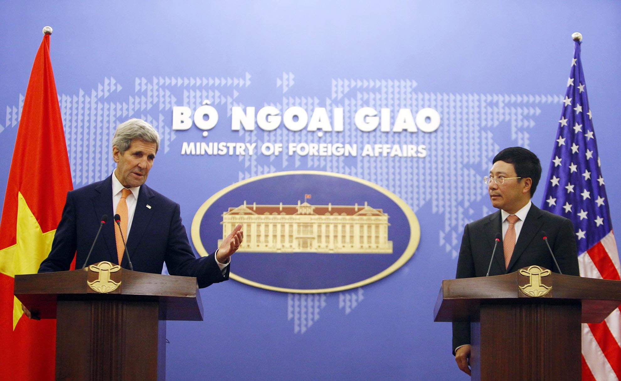 14h chiều, ông Kerry có cuộc hội đàm với Phó thủ tướng, Bộ trưởng Ngoại giao Phạm Bình Minh tại nhà khách Chính phủ.